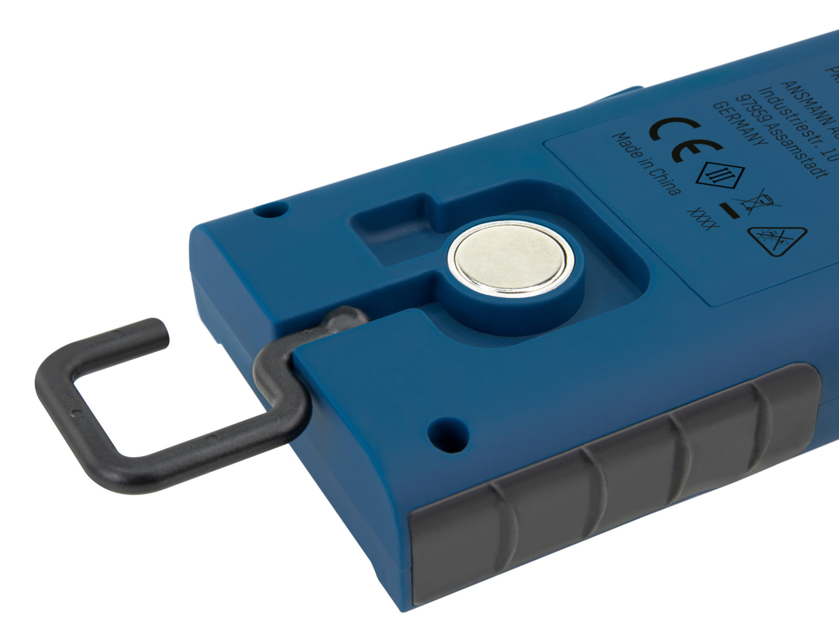 Nahaufnahme einer blauen Taschenlampe mit schwarzem Haken und silbernem Magneten. Es ist auf weißem Hintergrund.