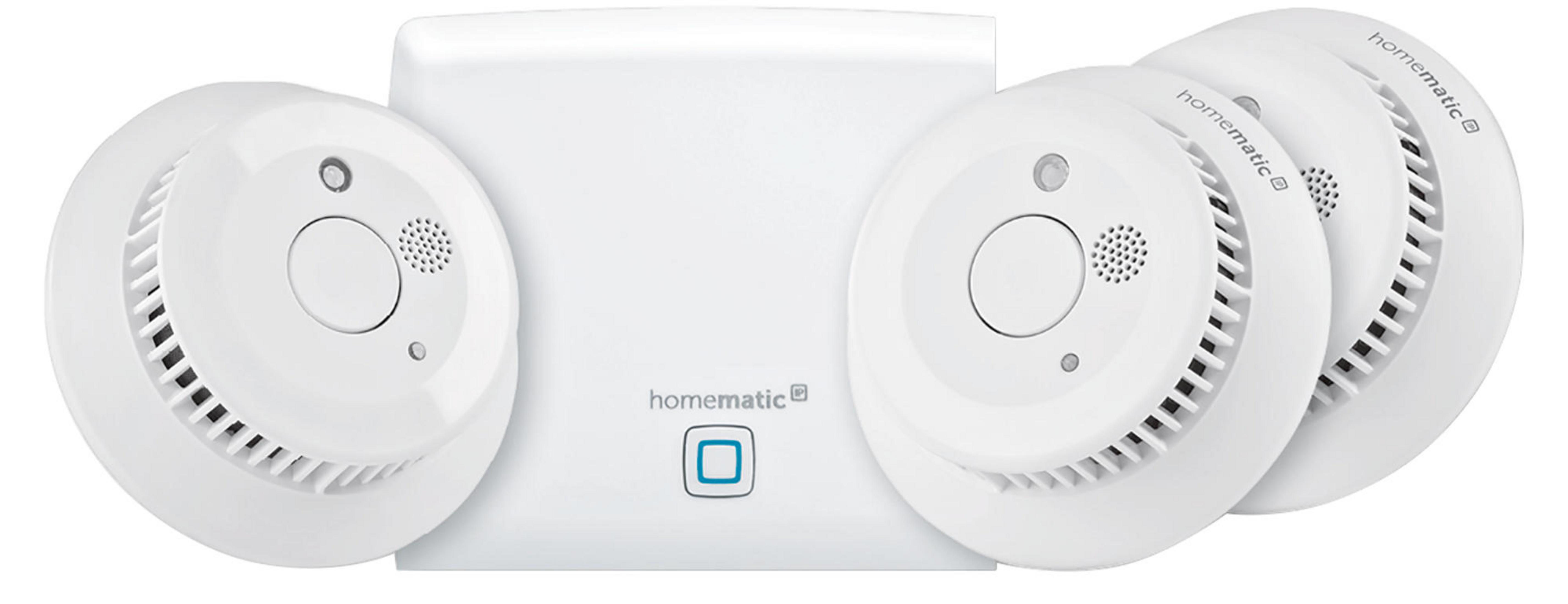 Mehrere weiße Homematic-Rauchmelder und eine Steuereinheit.