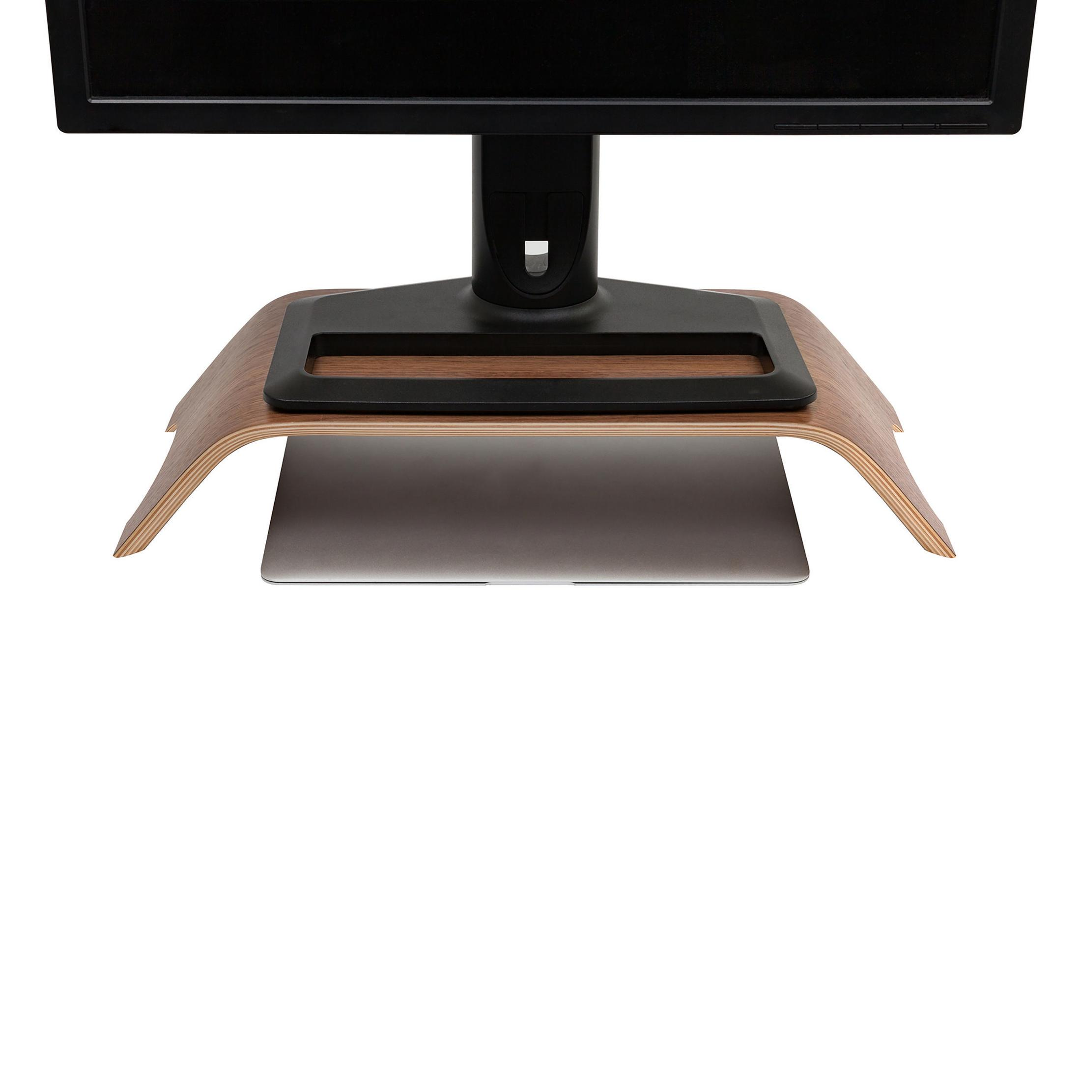 Ein hölzerner Monitorständer, der einen Monitor und einen Laptop trägt. Der Ständer hat ein geschwungenes Design.