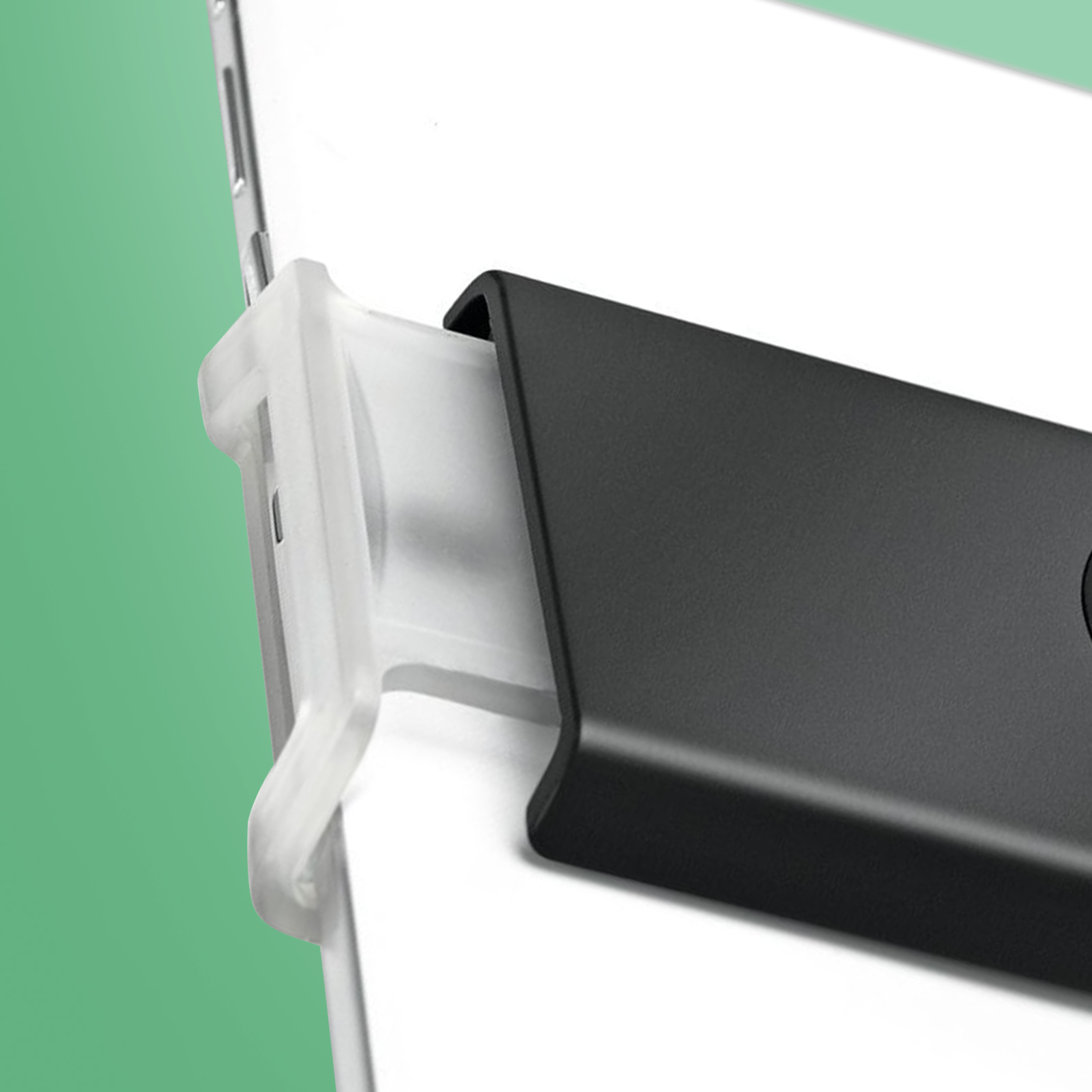 Zbliżenie czarnego etui na telefon przymocowanego do telefonu. Przezroczysty klips jest przymocowany do telefonu.