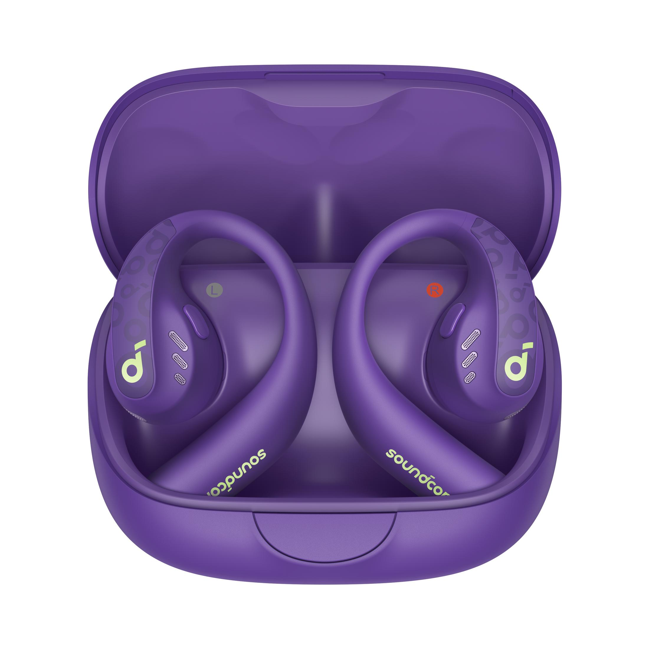 Auriculares morados en un estuche morado. 'soundcore' es visible.
