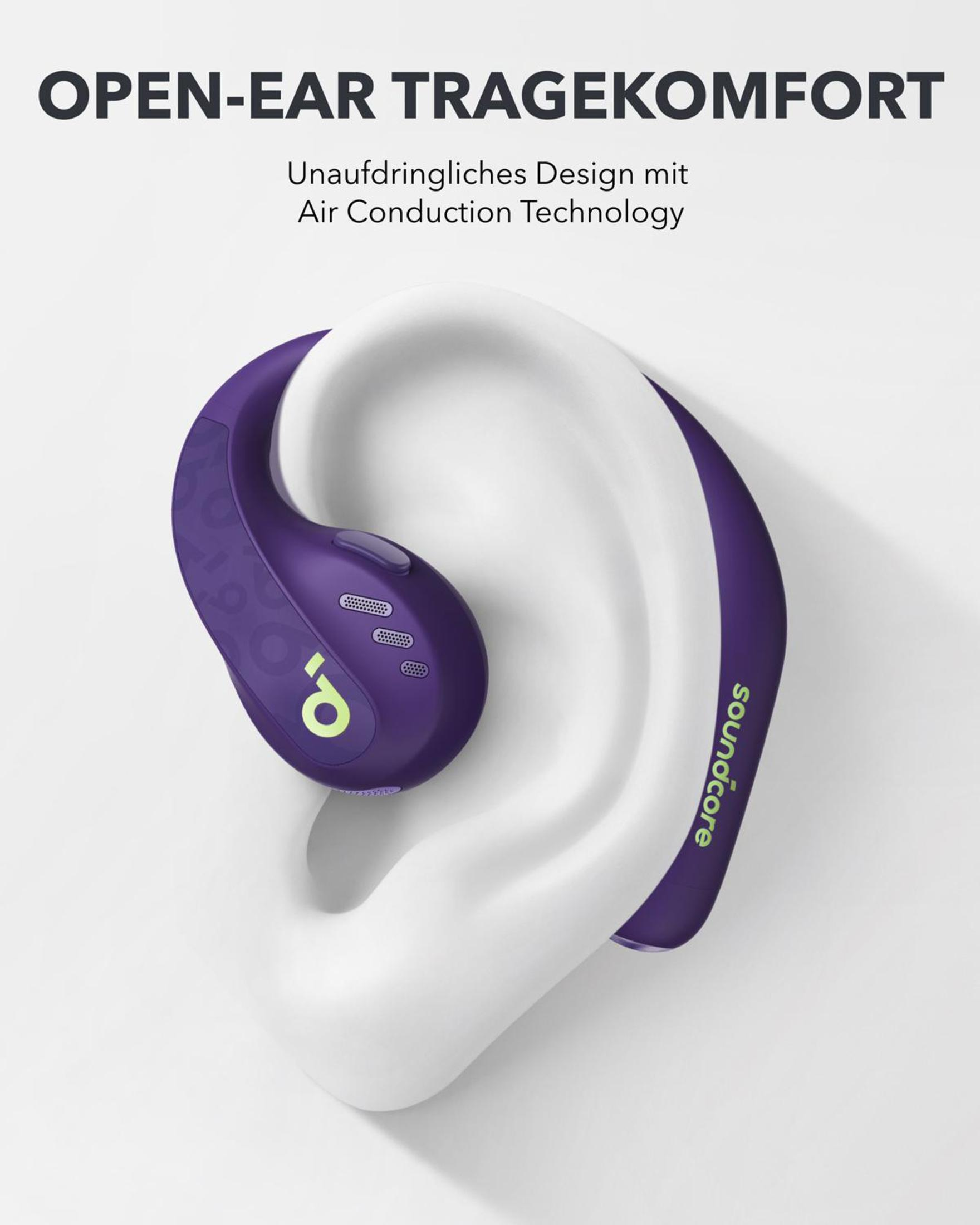 Un auricular morado y blanco está en una oreja blanca. Los auriculares son morados.