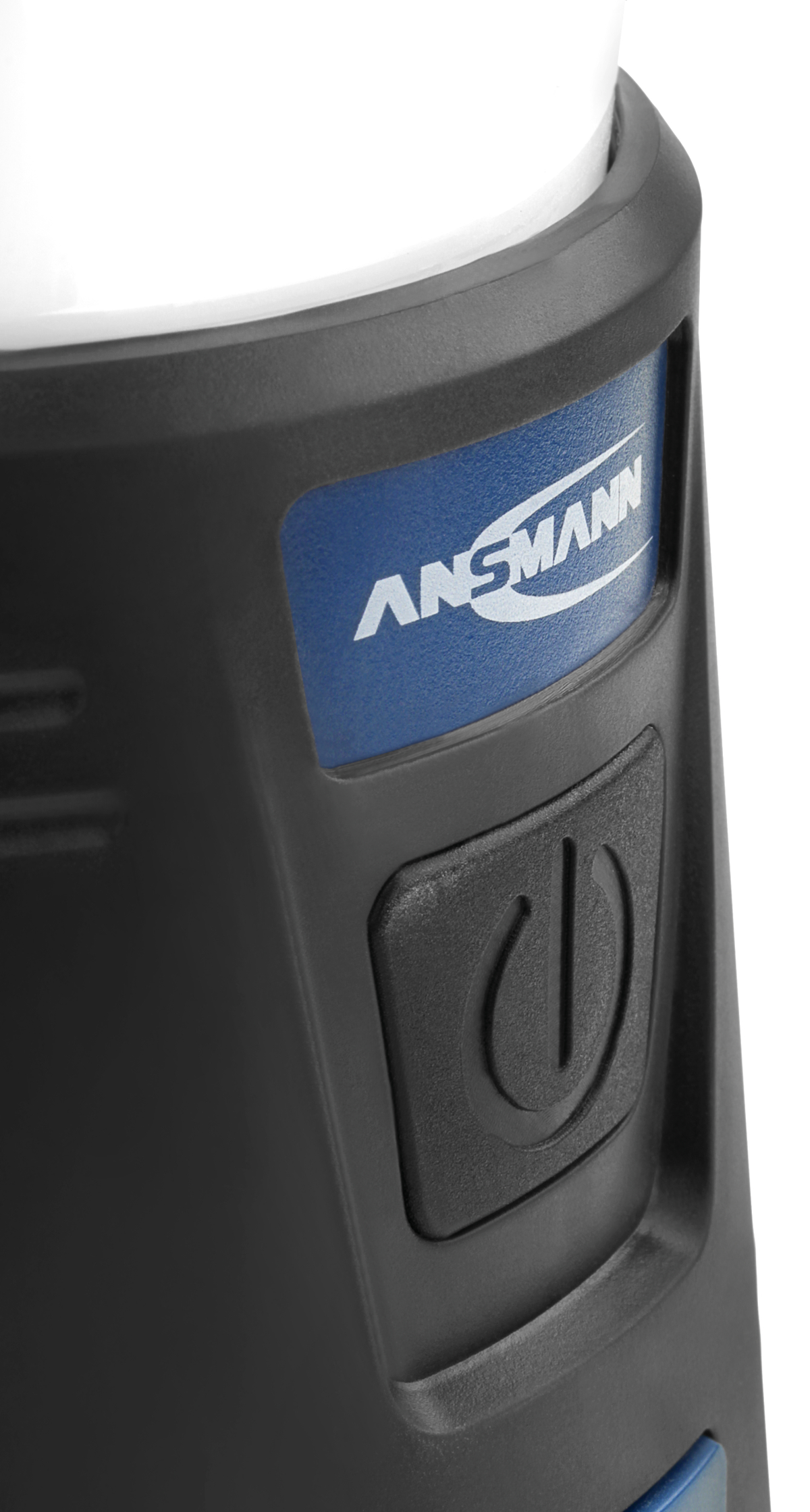 Nahaufnahme einer Taschenlampe mit blauem Etikett mit ANSMANN und einem Ein-/Ausschalter.