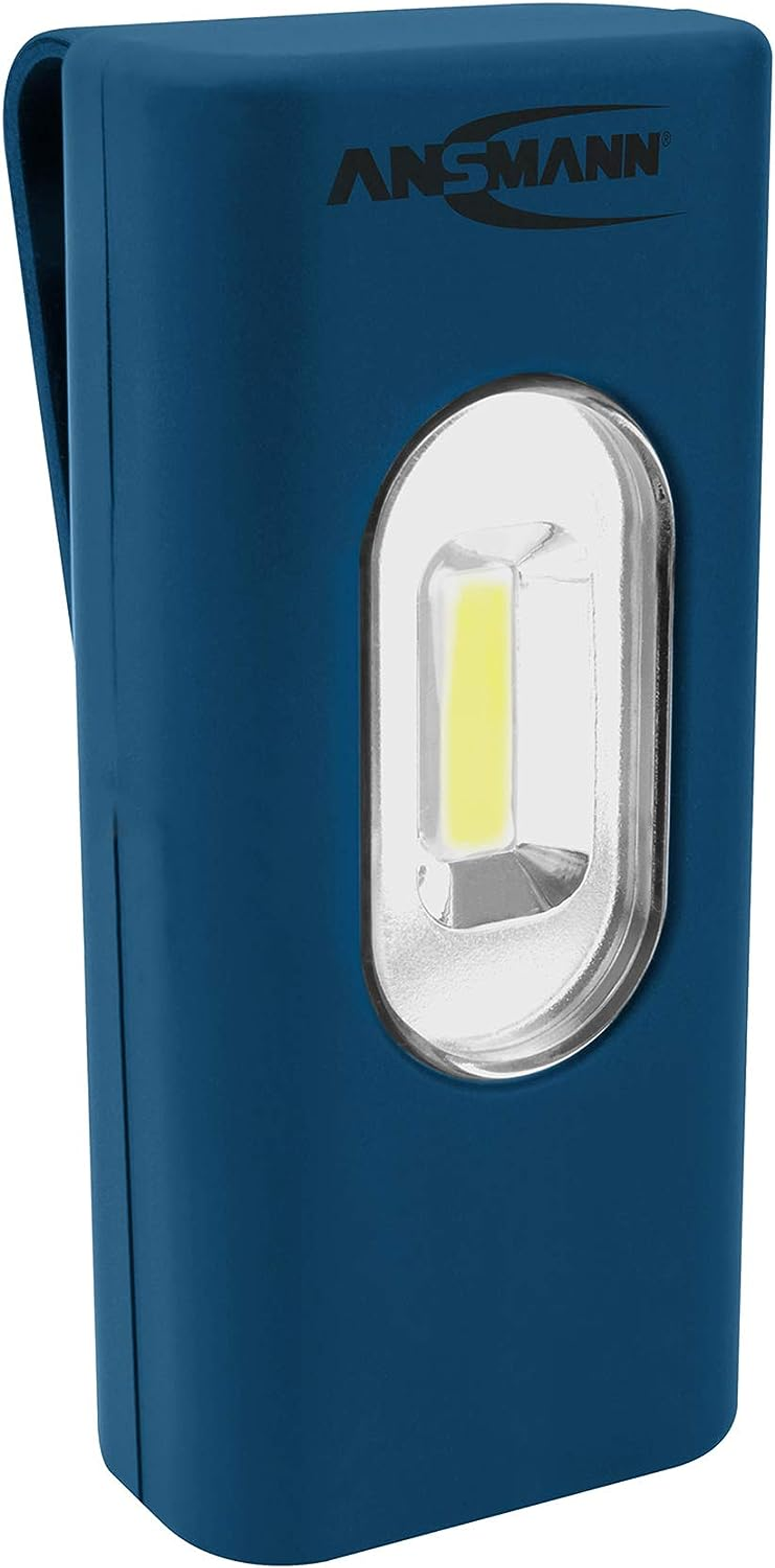 Niebieska latarka z klipsem. Srebrne światło i niebieski korpus. Logo Ansmann z boku.