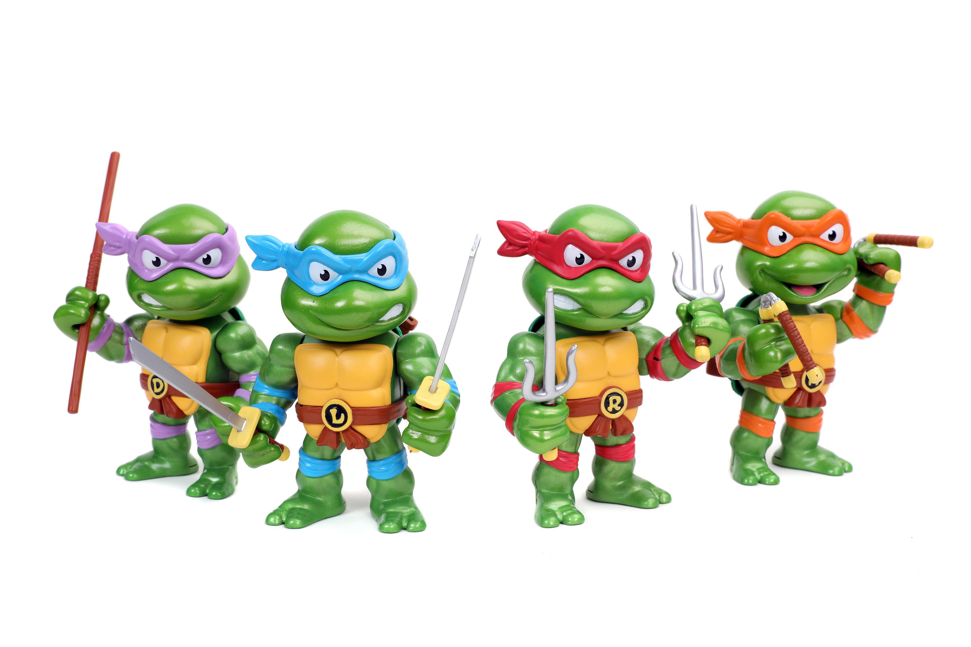 Vier Teenage Mutant Ninja Turtles Actionfiguren, jede mit einer anderen Waffe.