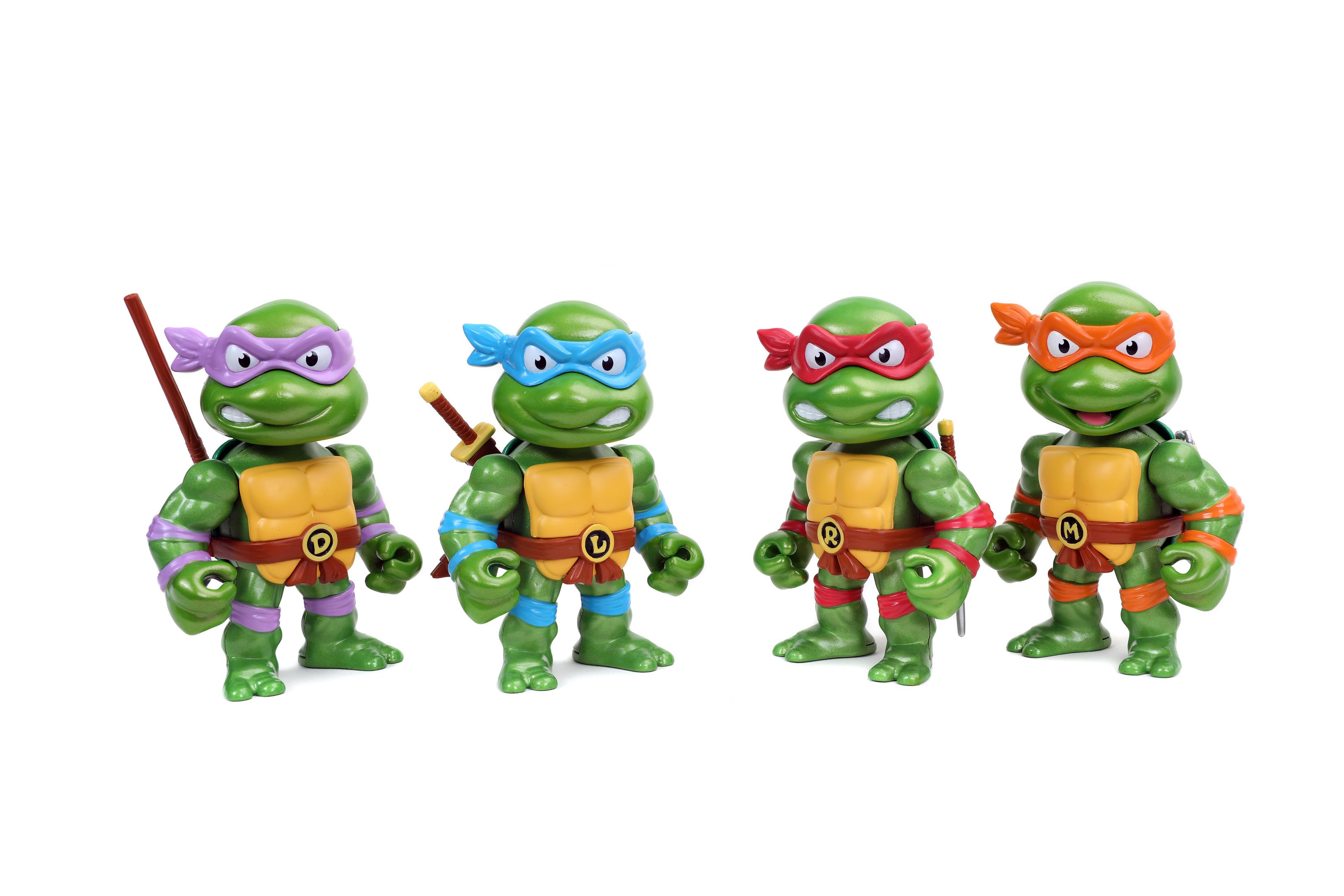 Vier Teenage Mutant Ninja Turtles-Spielzeuge stehen nebeneinander mit ihren typischen Bandanas und Waffen.