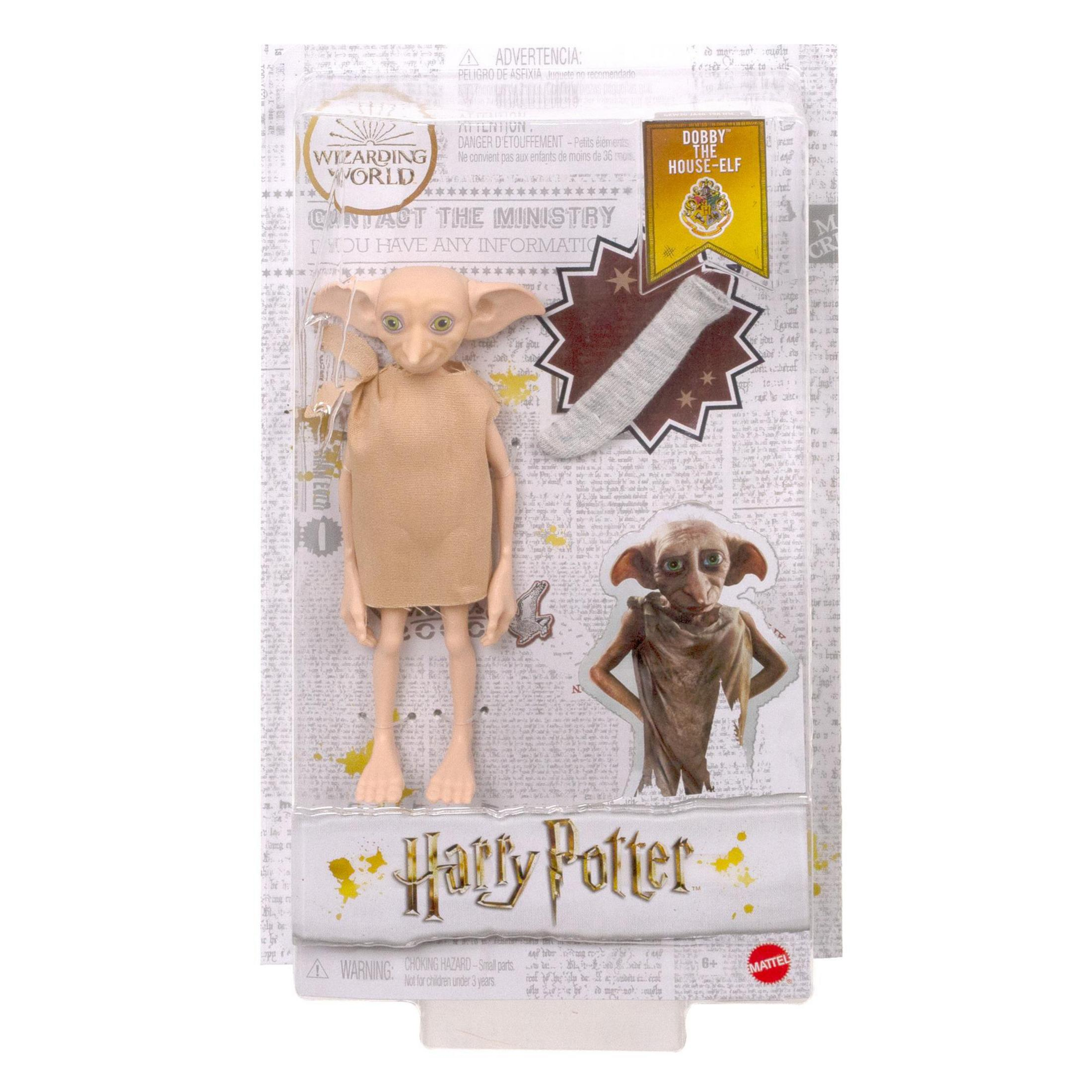 Lalka Dobby z Harry'ego Pottera w opakowaniu. Lalka jest jasnobrązowa z dużymi uszami i skarpetą.