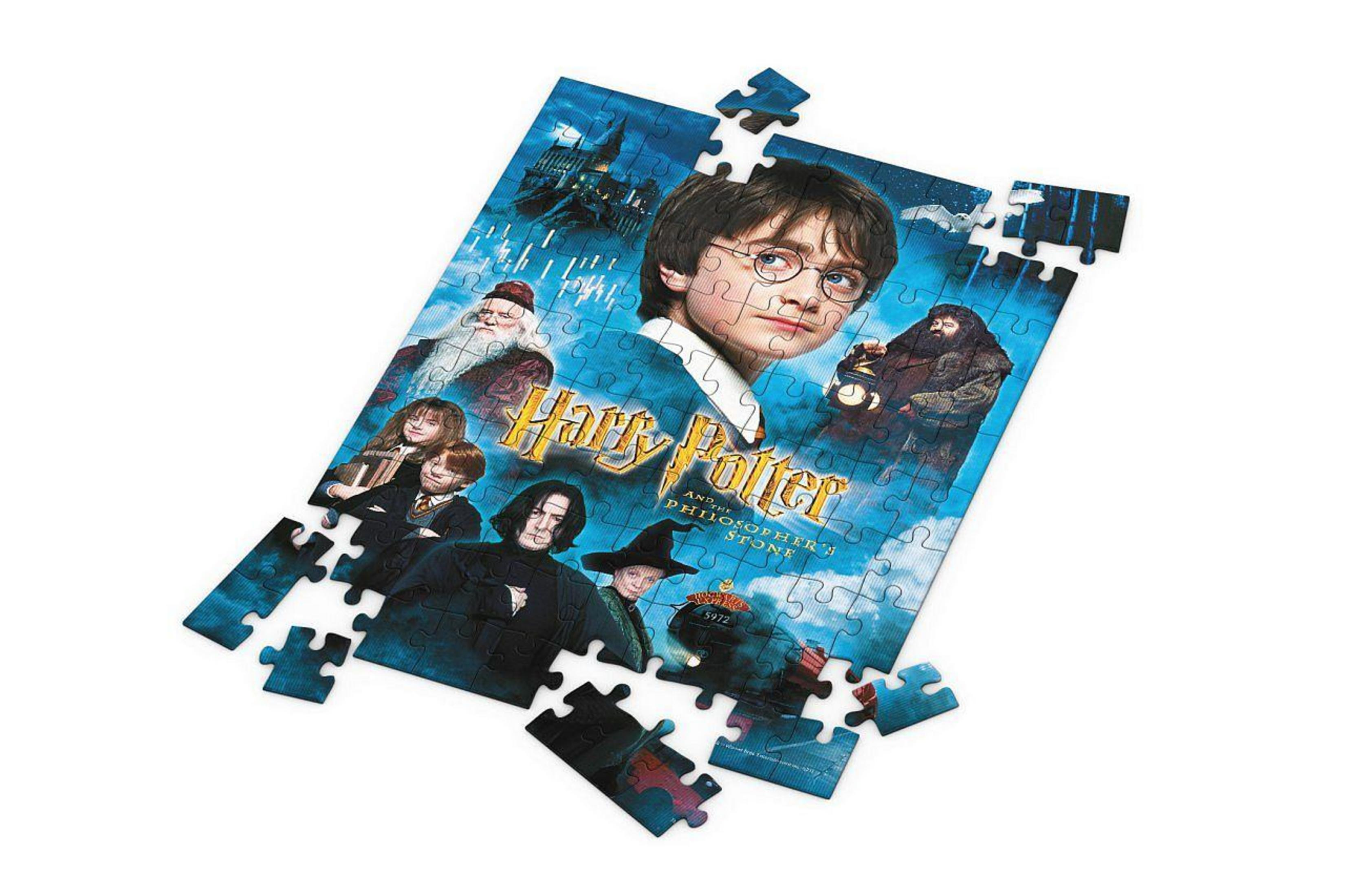 Rompecabezas de Harry Potter, que muestra a Harry y otros personajes de la primera película. Algunas piezas están separadas.