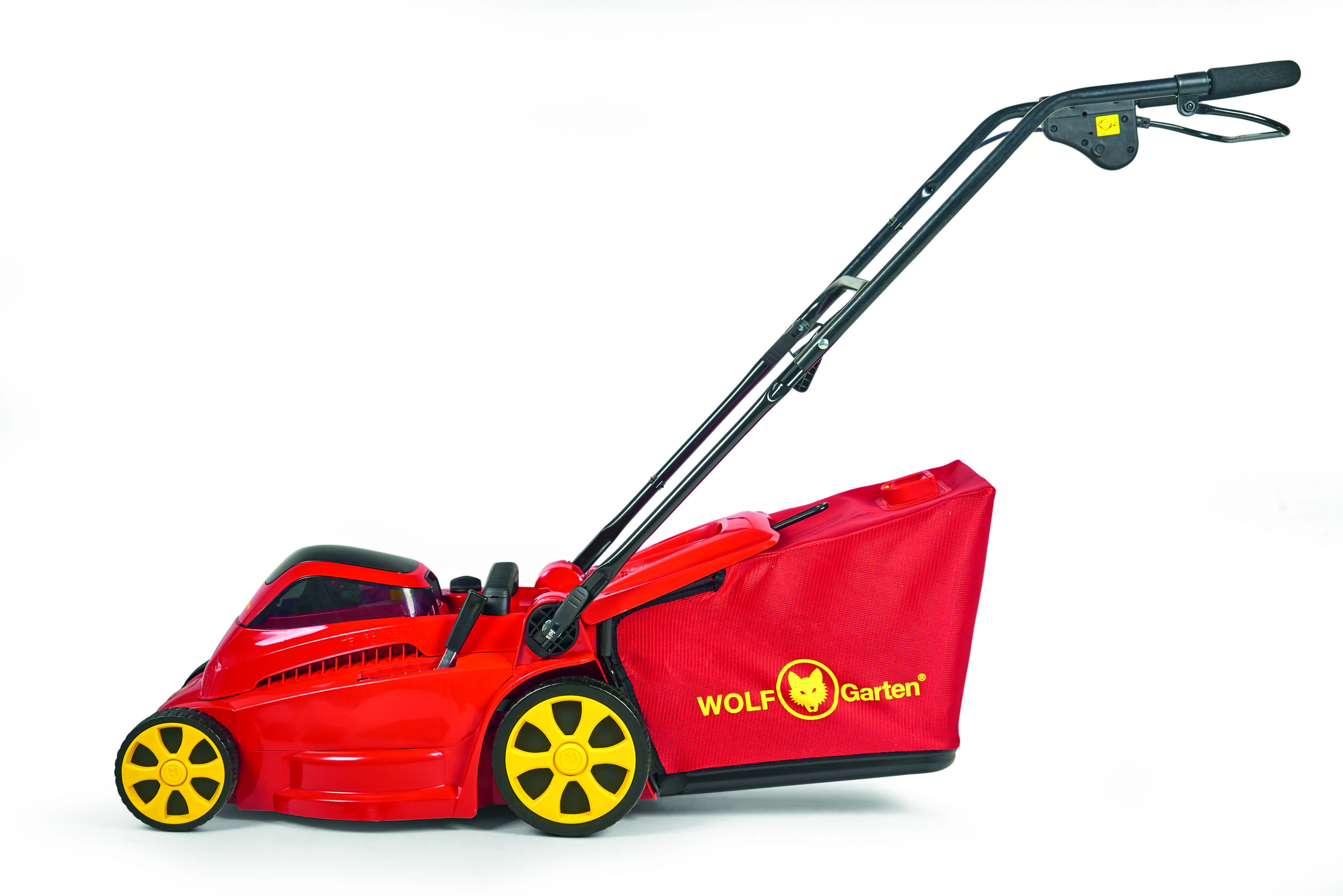 Ein roter Rasenmäher mit schwarzem Griff und roter Grasfangsack.