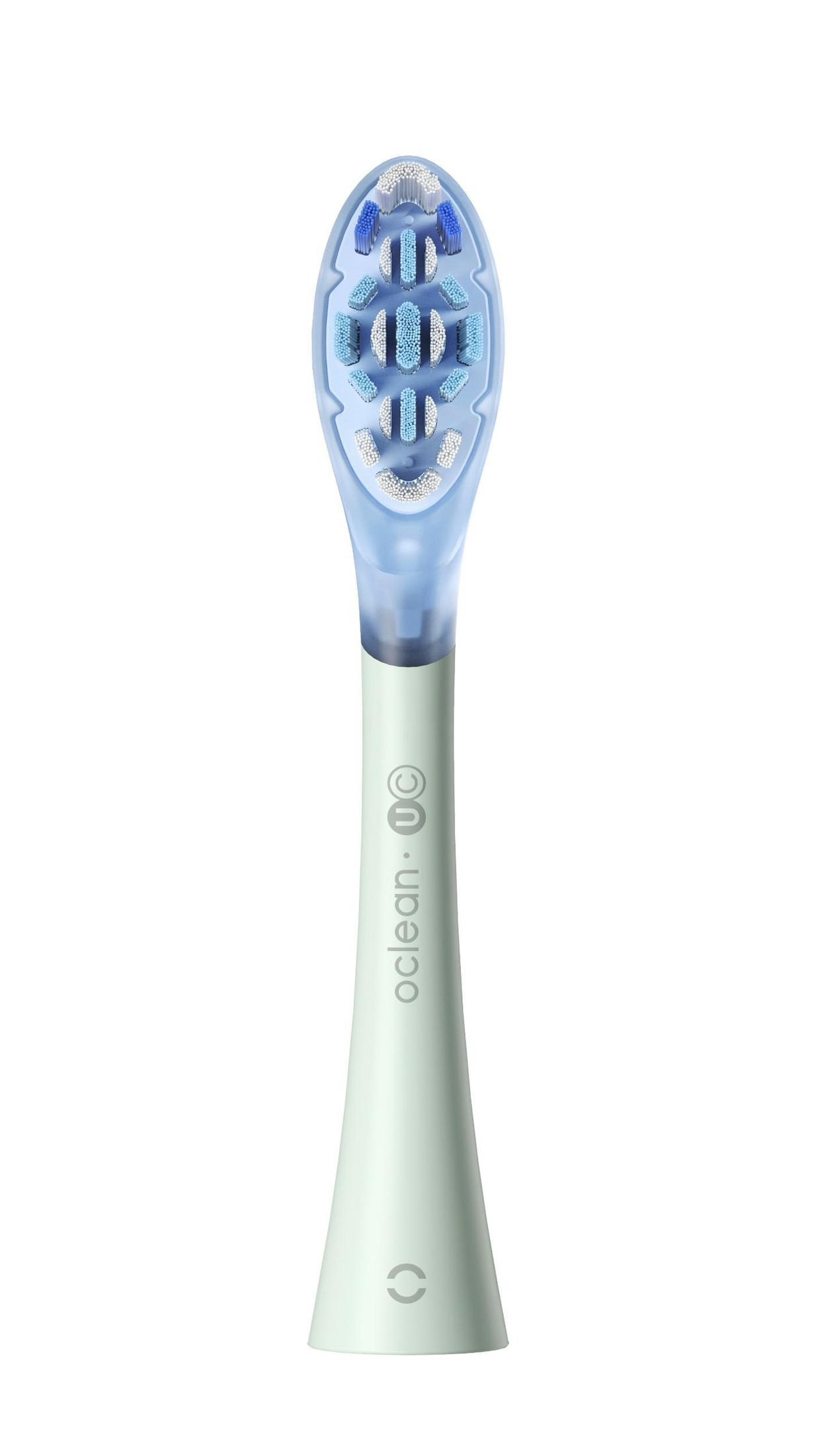 Ein Oclean-Zahnbürstenkopf, grüner Griff, blaue Borsten, auf weißem Hintergrund.
