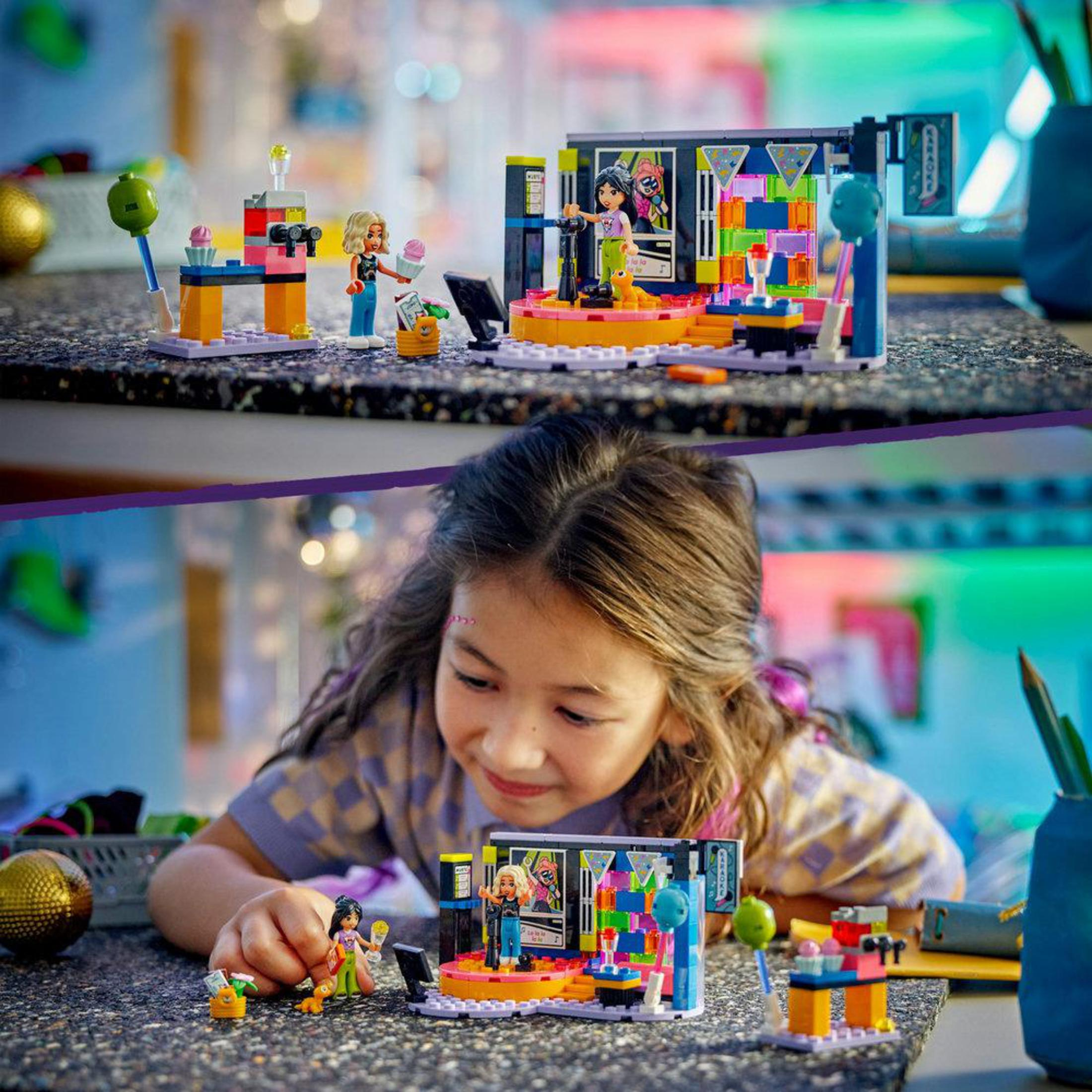 Lego set met minifiguren op het podium, meisje speelt met de set. Een kleurrijke Lego scène. Op de achtergrond een grijs oppervlak.