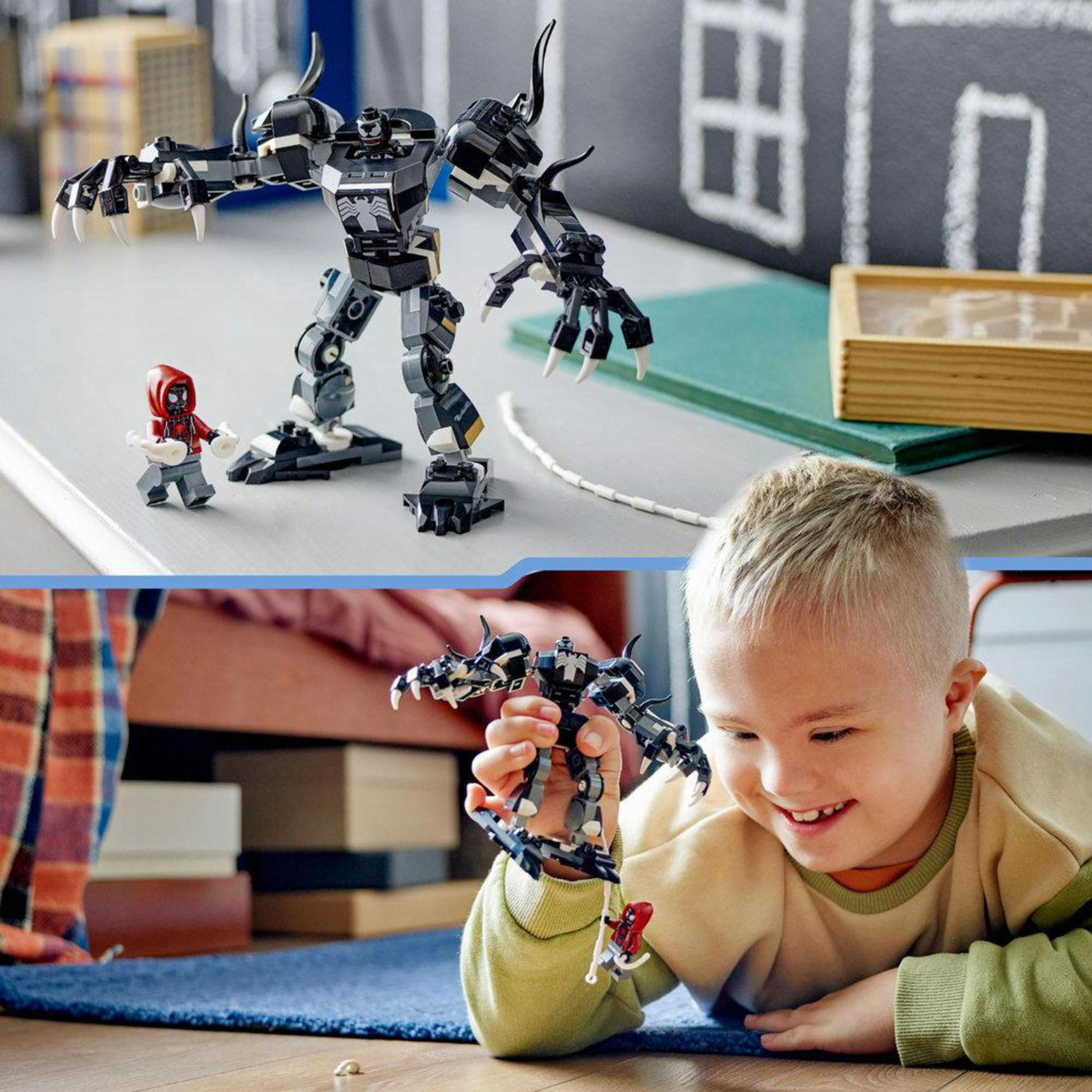 Lego Venom-Bausatz mit Minifiguren und ein Kind spielt mit dem Spielzeug.