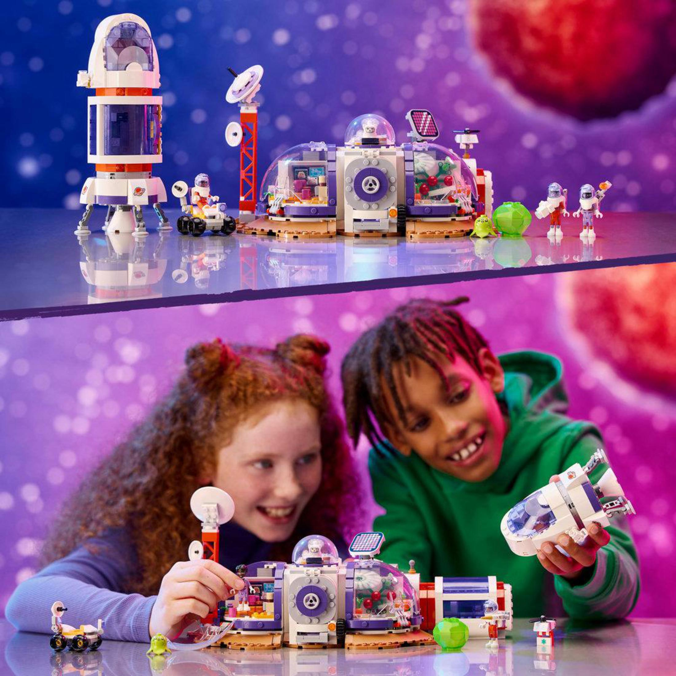Lego set: Ruimtestation met raket en figuren. Twee kinderen bekijken een vergelijkbare Lego set.