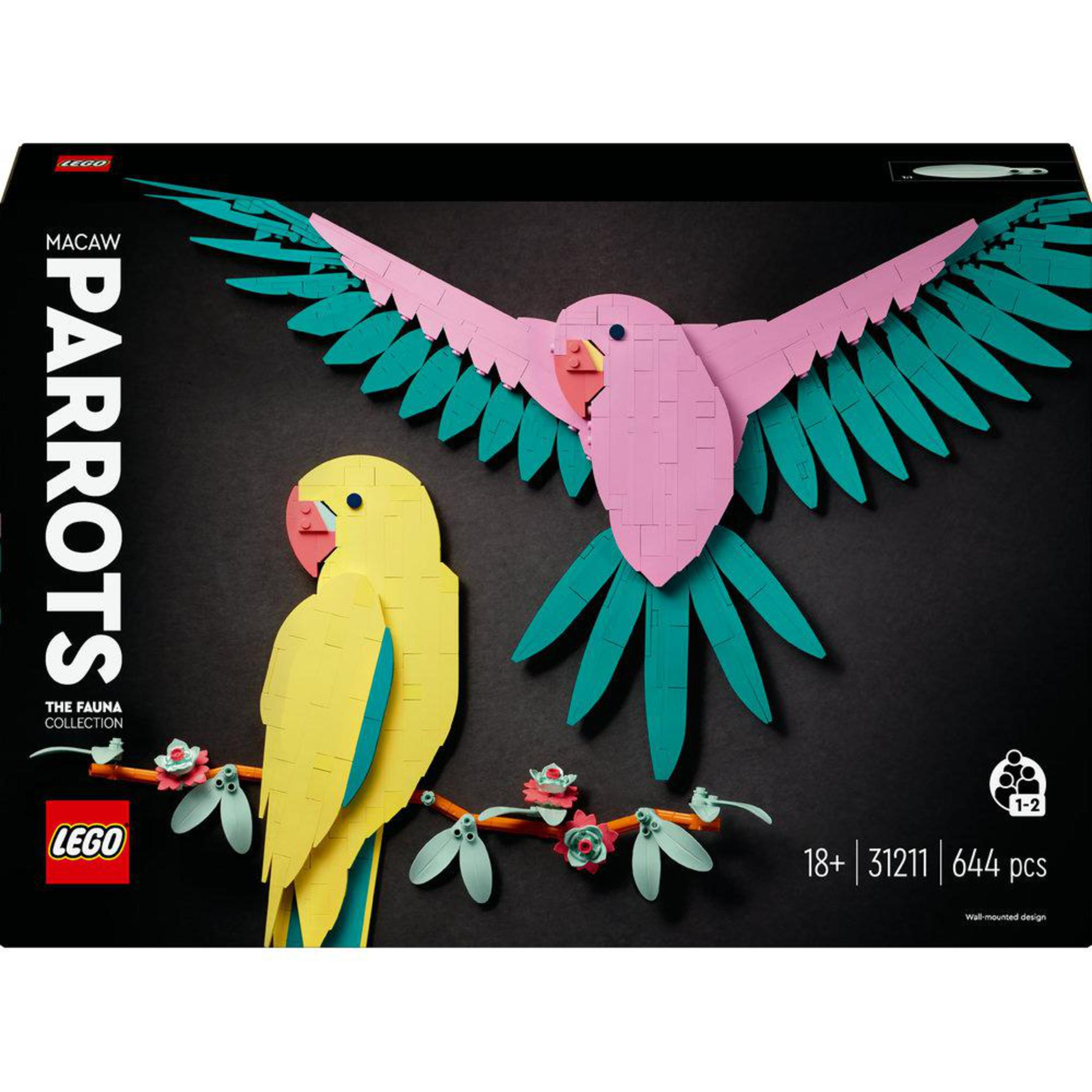 Lego doos met papegaaien. Eén geel en één roze. Zwarte achtergrond.