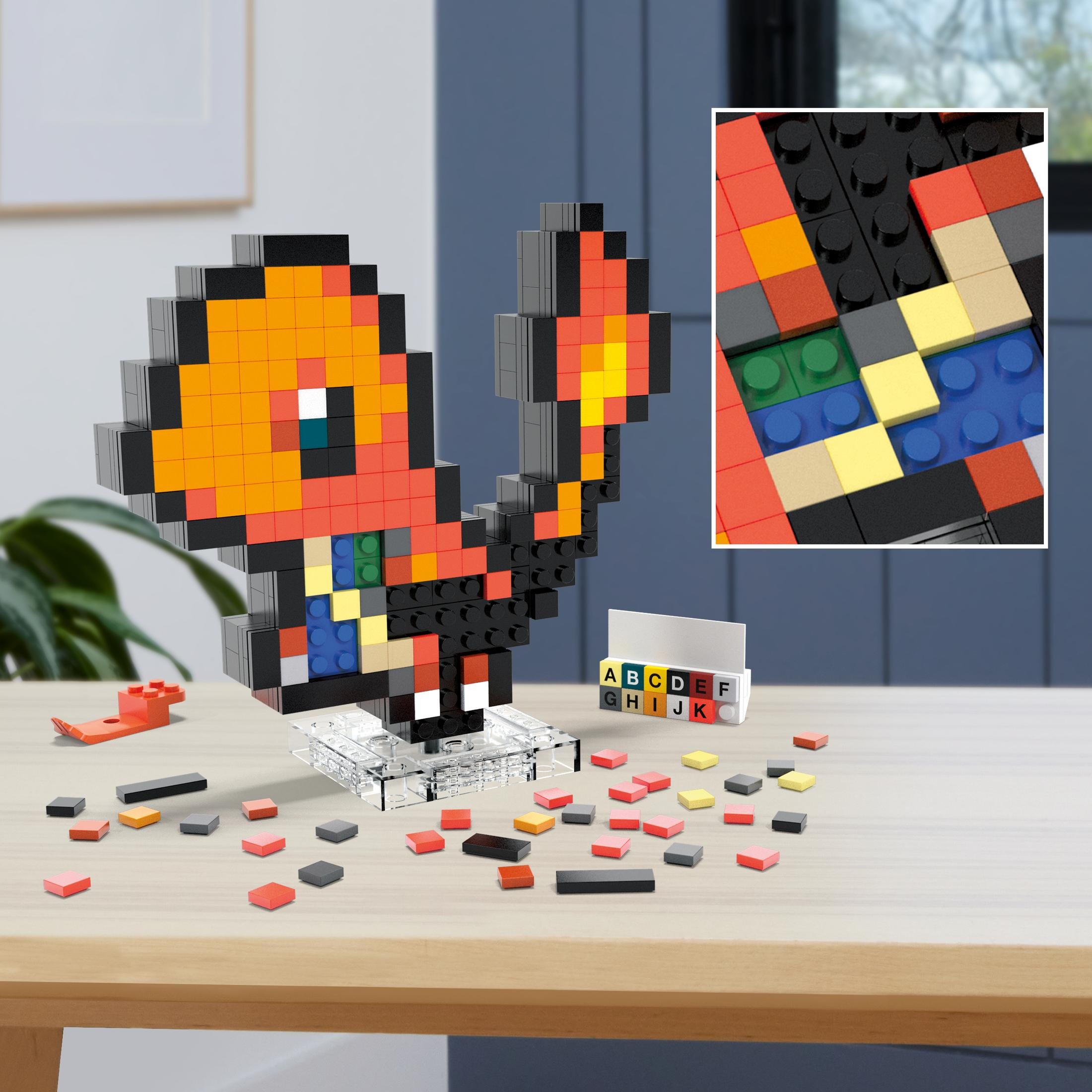 Une figurine pixelisée de Salamèche faite de briques Lego est sur une table en bois. Un gros plan des détails des briques est dans le coin.