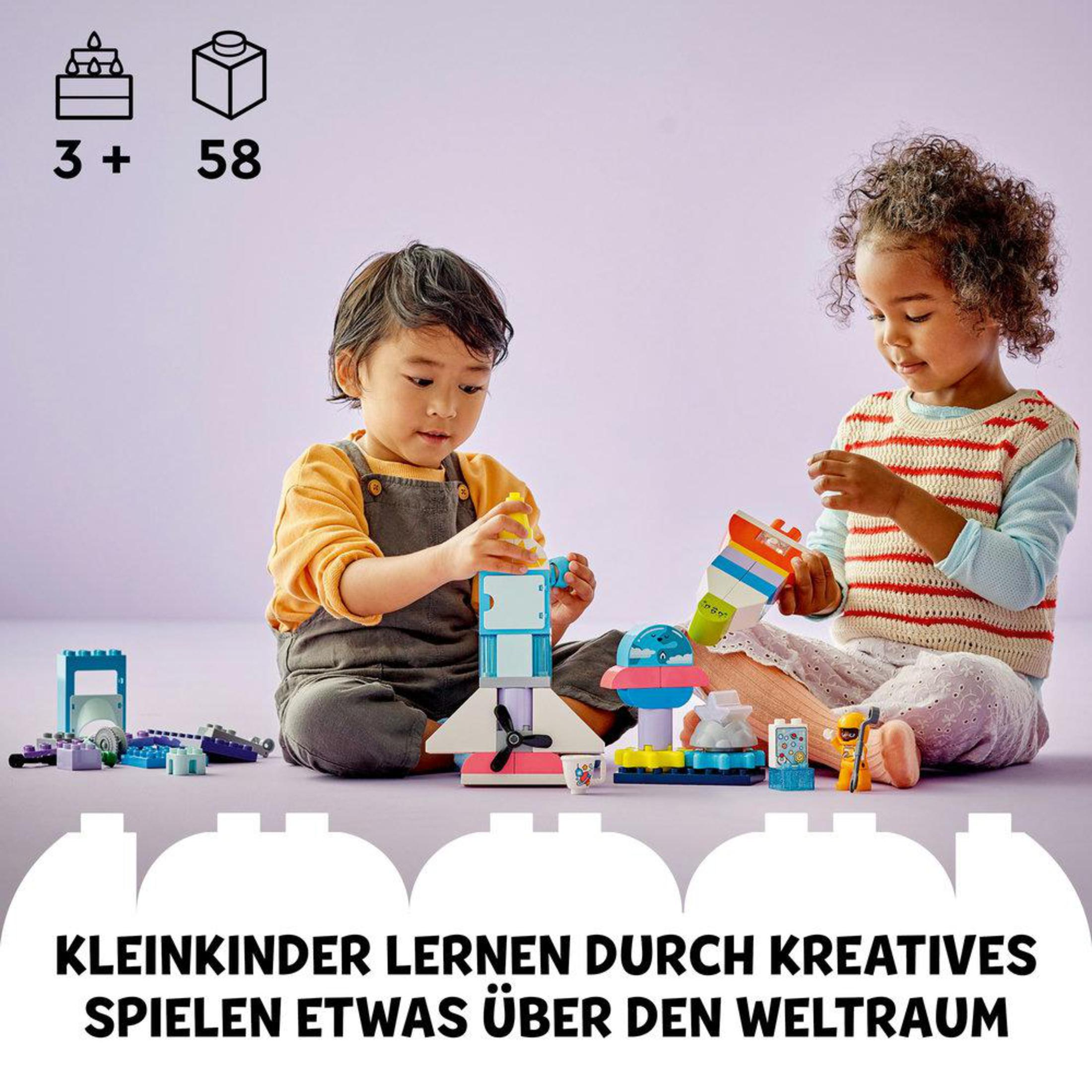 Dwoje dzieci bawiących się klockami, tworzących rakietę i inne zabawki.