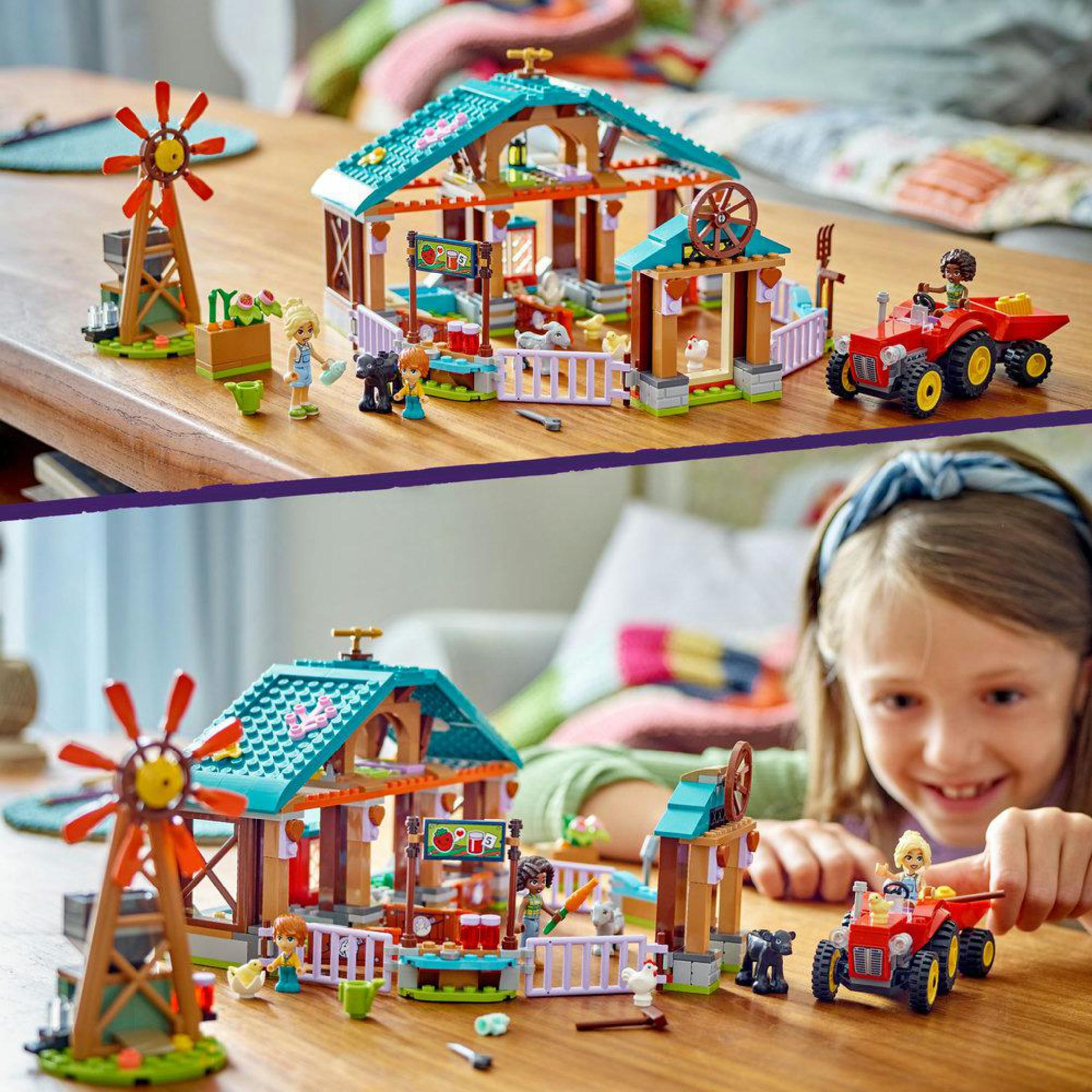 Rüzgar değirmeni, ahır ve figürlerle Lego Friends çiftlik seti. Çocuk setle oynuyor.