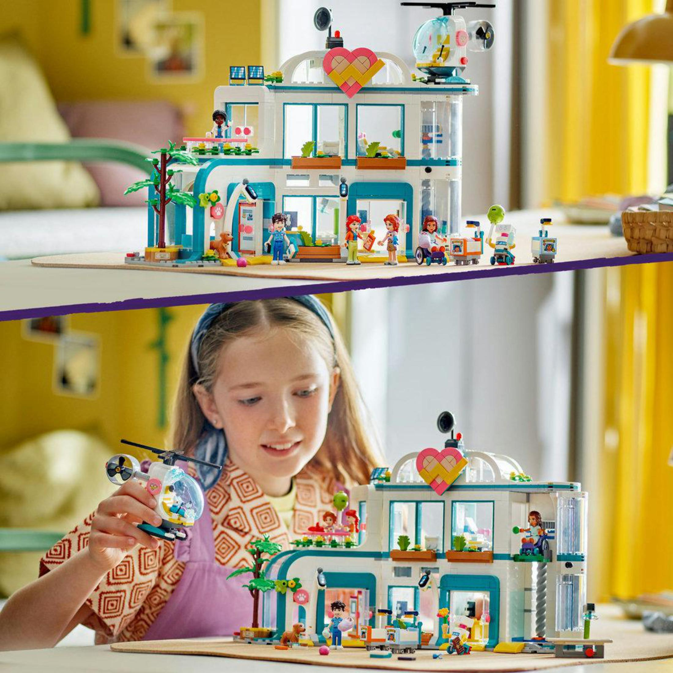 Dziecko bawiące się zestawem Lego Friends szpital, z dwupiętrowym budynkiem, helikopterem i figurkami.