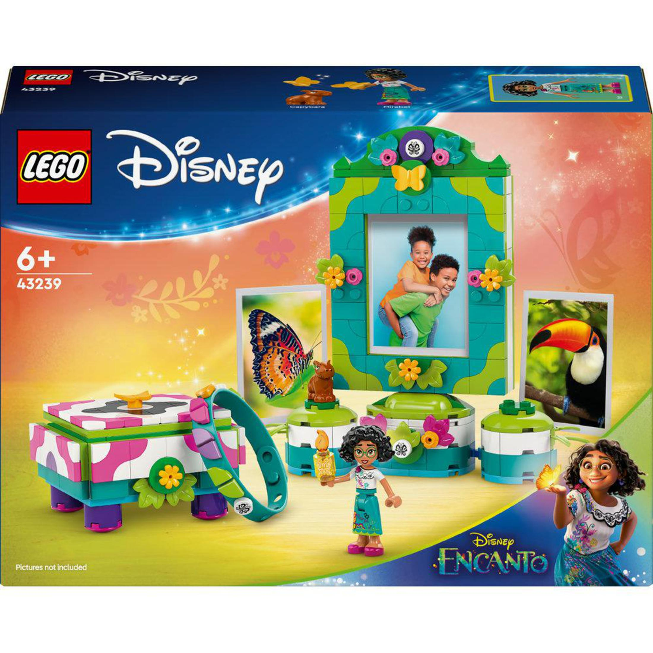 Ein LEGO Disney Encanto Set. Es zeigt Figuren, einen Rahmen und andere farbenfrohe Dekorationselemente.