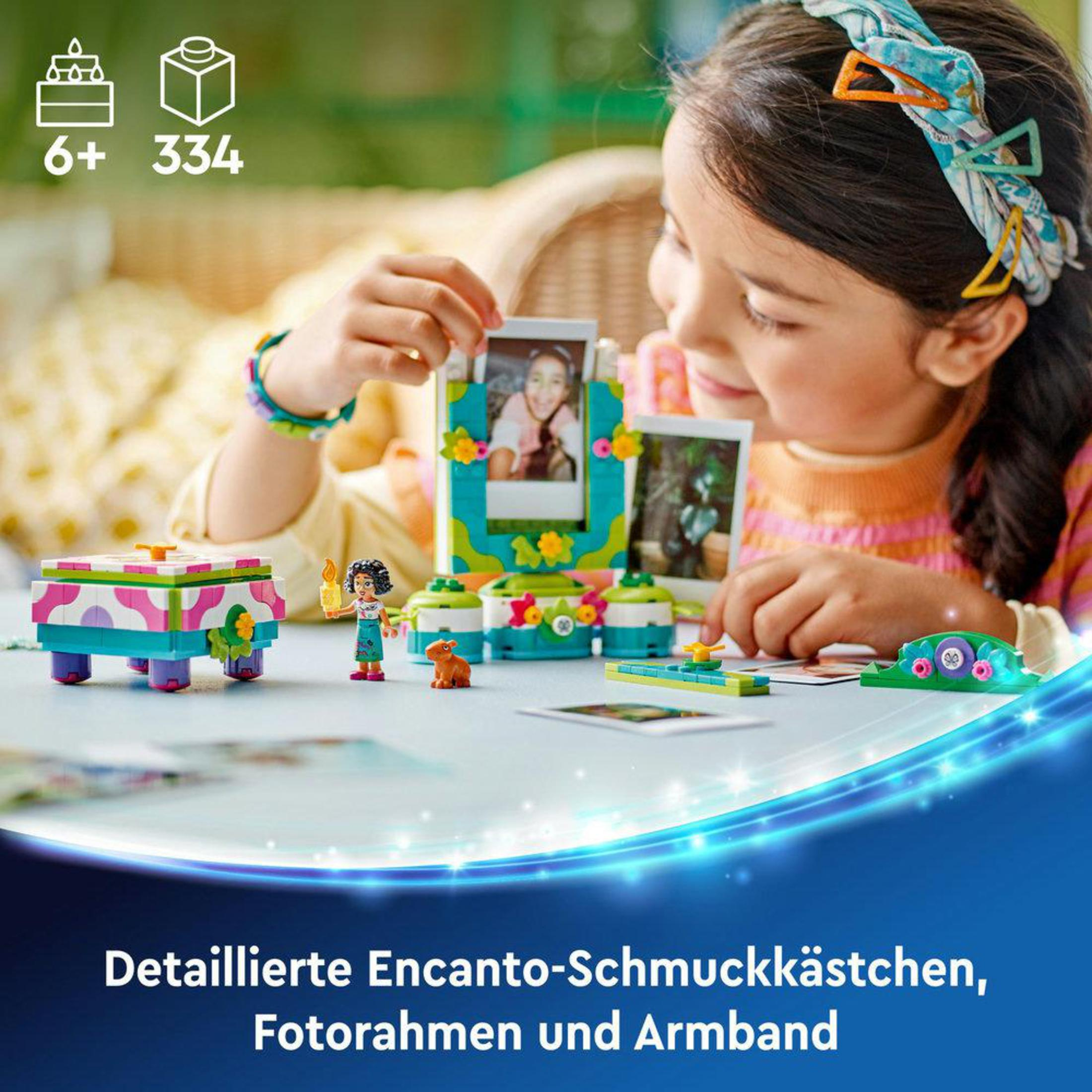 Ein Mädchen spielt mit einem Spielzeugset mit einem Fotorahmen und Figuren aus dem Film Encanto.