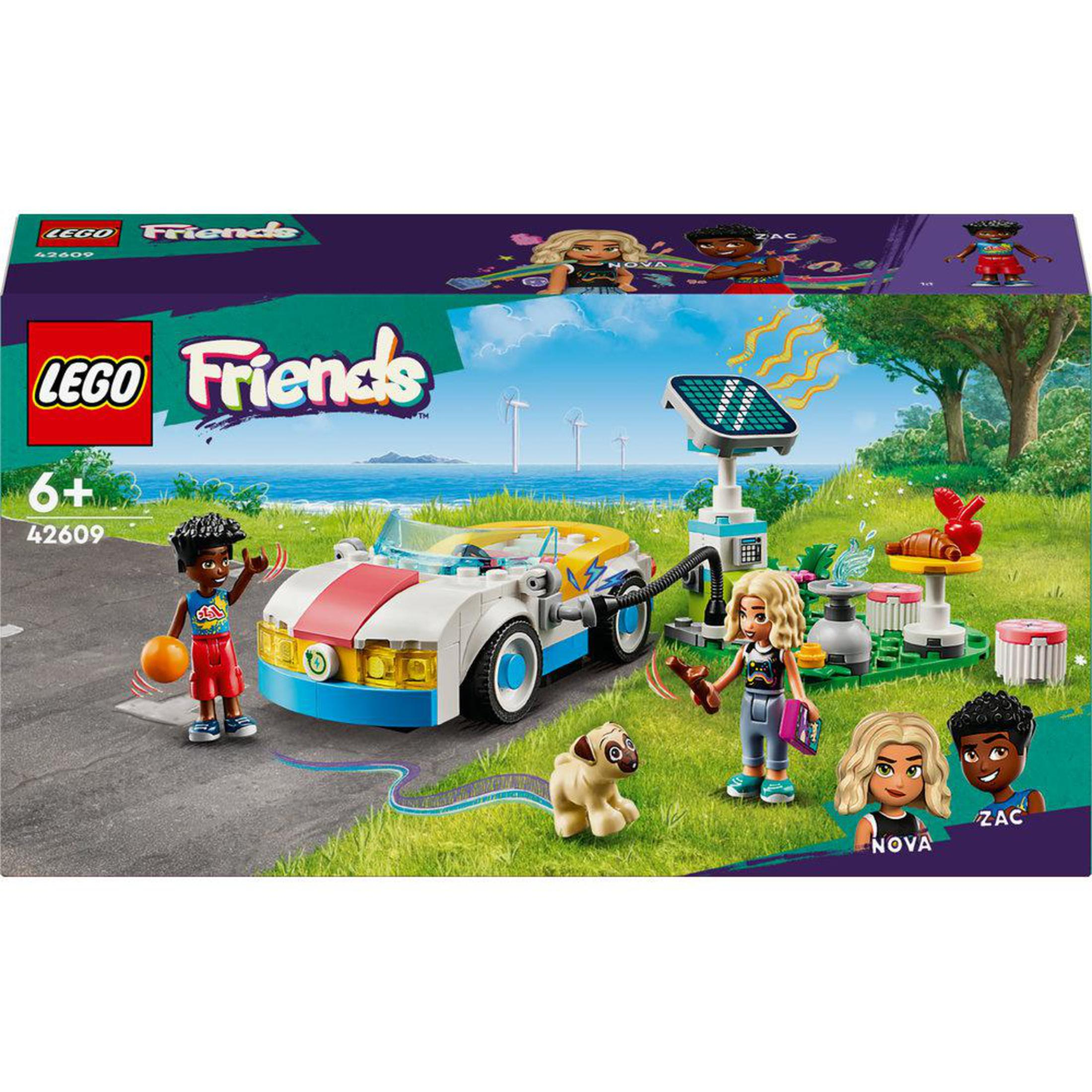 Lego Friends set met een auto, figuren, een hond en zonnepaneel op een kleurrijke doos, buitenscène.