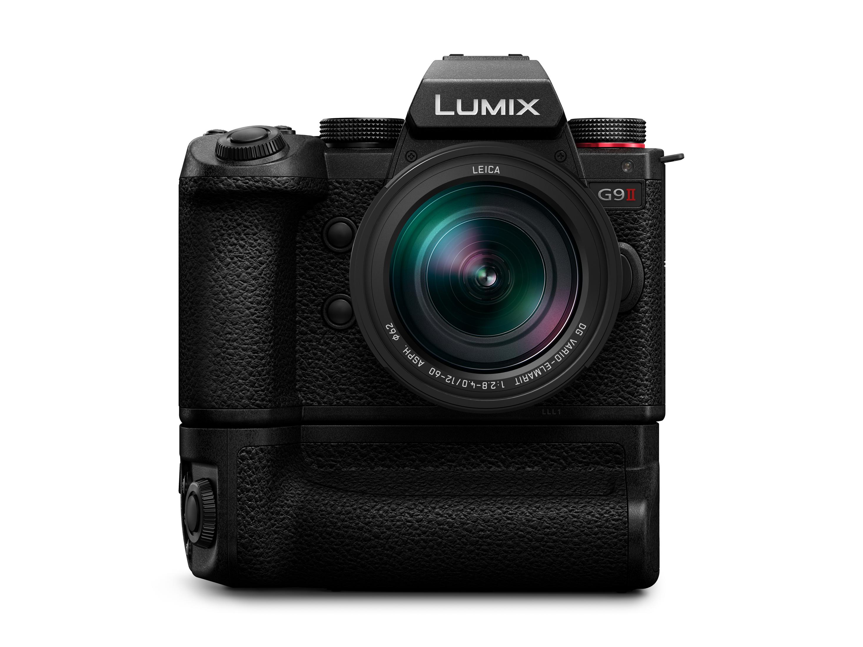 Una fotocamera Lumix G9II nera con obiettivo. Sfondo bianco.