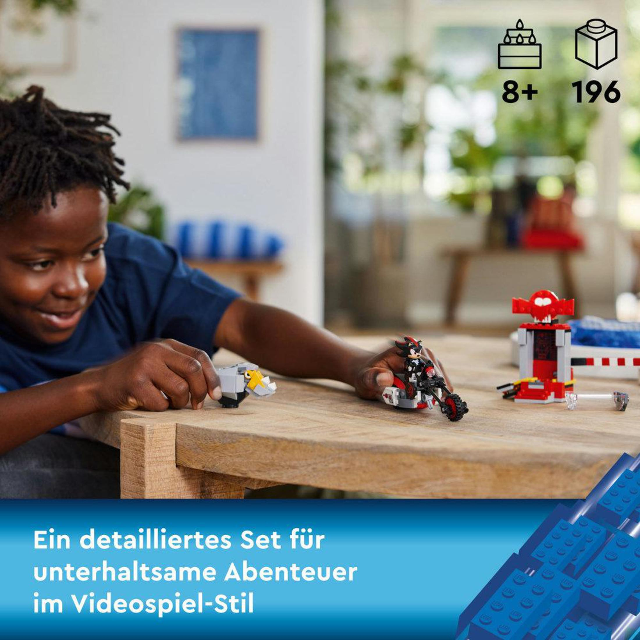 Ein Junge spielt mit Lego-Modellen auf einem Holztisch. Text: 'Ein detailliertes Set für unterhaltsame Abenteuer im Videospiel-Stil'.