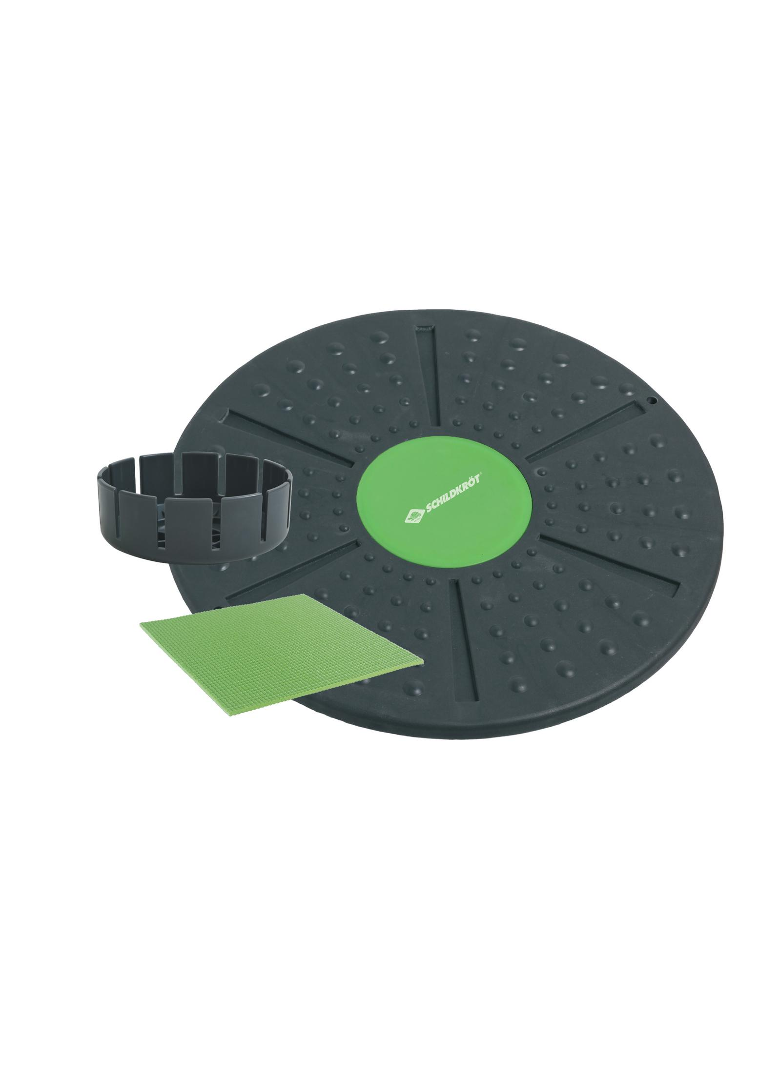 Schwarzes Balance Board, eine grüne Matte und ein schwarzer Ring. Weißer Hintergrund.