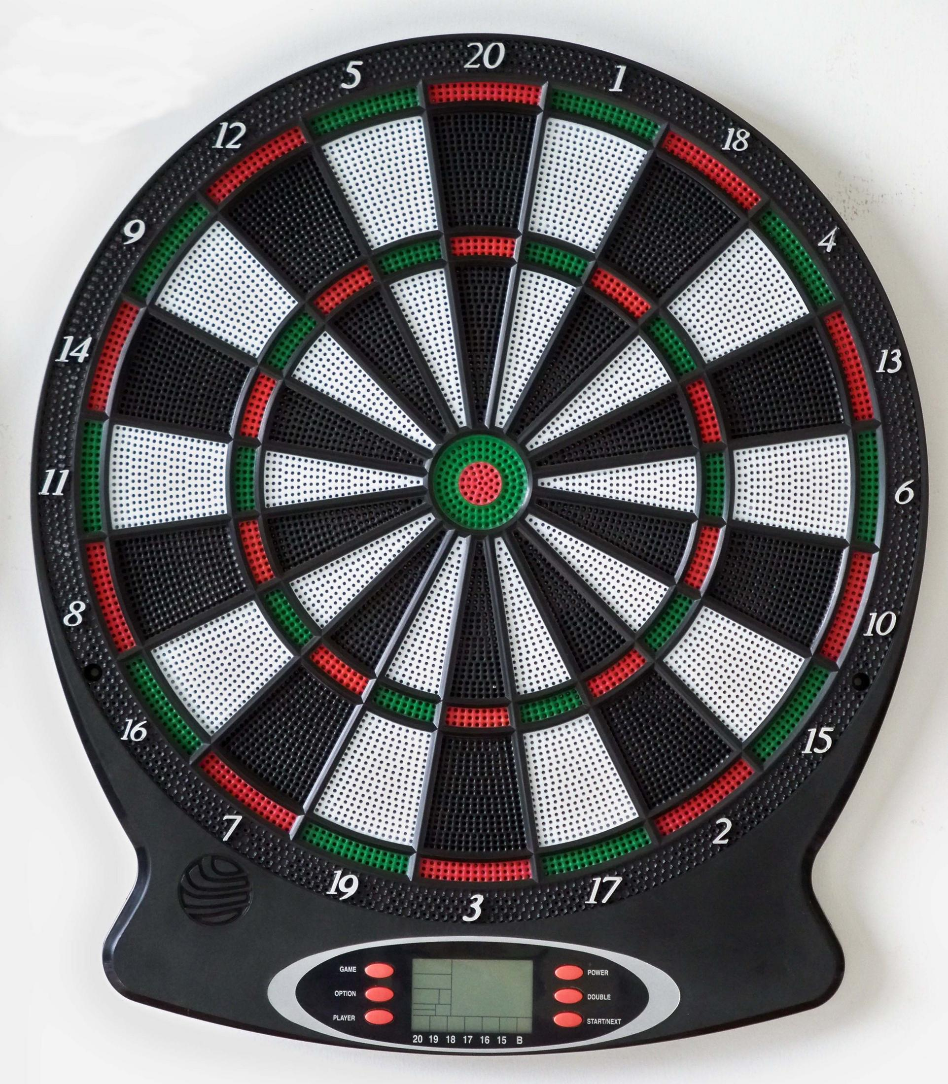 Schwarze elektronische Dartscheibe. Mit kreisförmigem Design, Zahlen, Farben und Digitalanzeige.