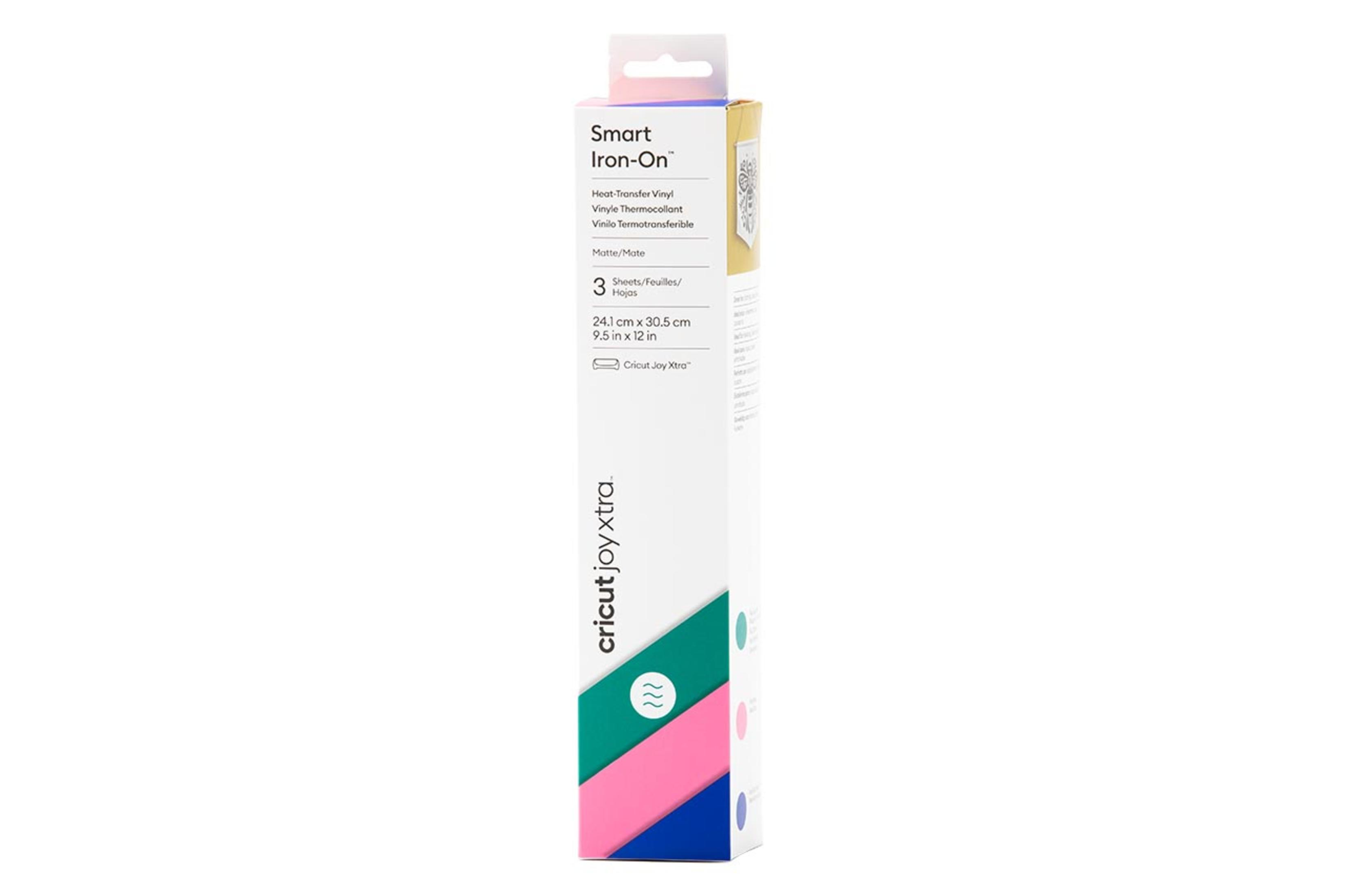 Weiße Box mit Smart Iron-On Vinyl. Sie hat rosa, grüne und blaue Streifen. Auf der Box steht Cricut joy Xtra.