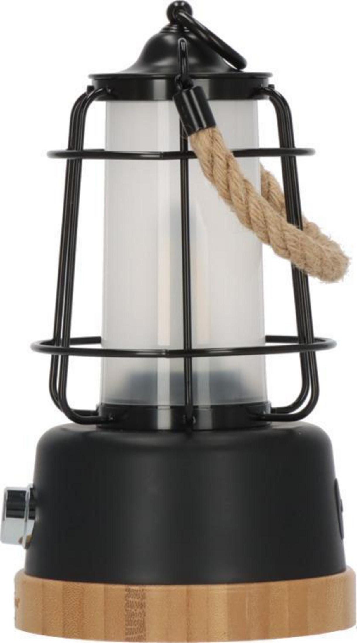 Lanterna nera e in legno con manico in corda, lampadina e base con interruttore.