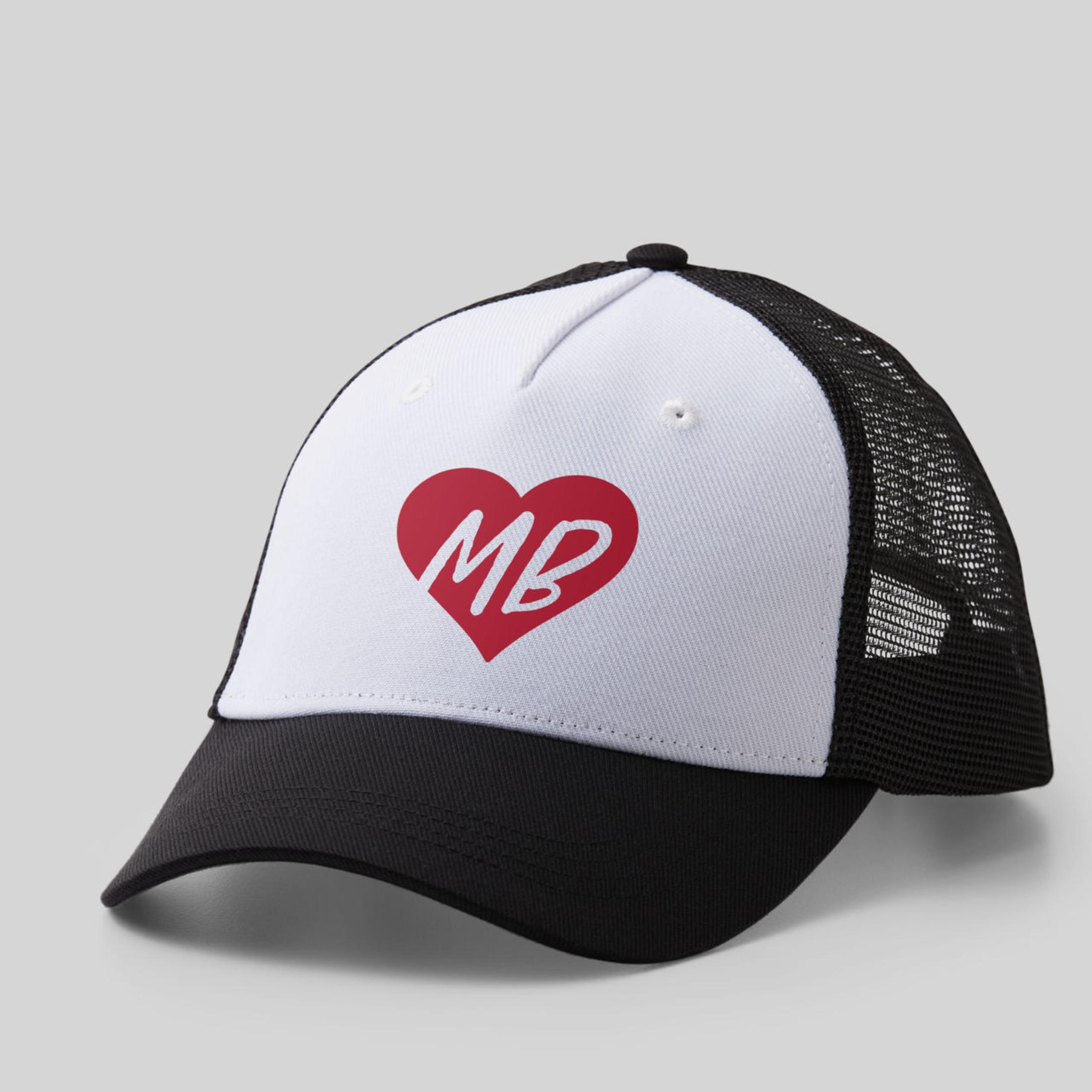 Une casquette de baseball noire et blanche avec un cœur rouge et les lettres MB.