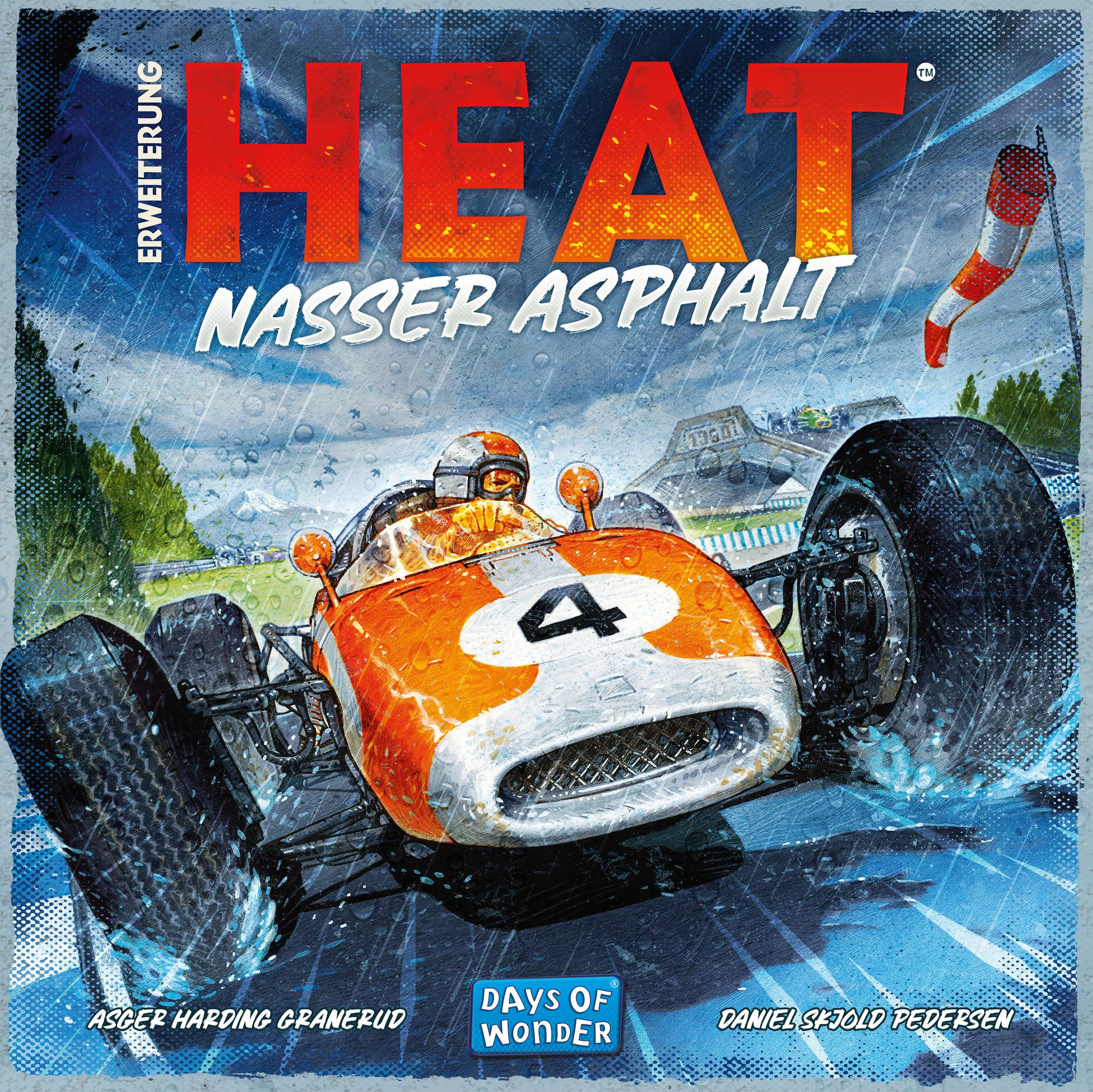 Brettspiel Heat. Oranger Rennwagen auf nassem Asphalt, Regenwetter und Rennstreckenhintergrund.