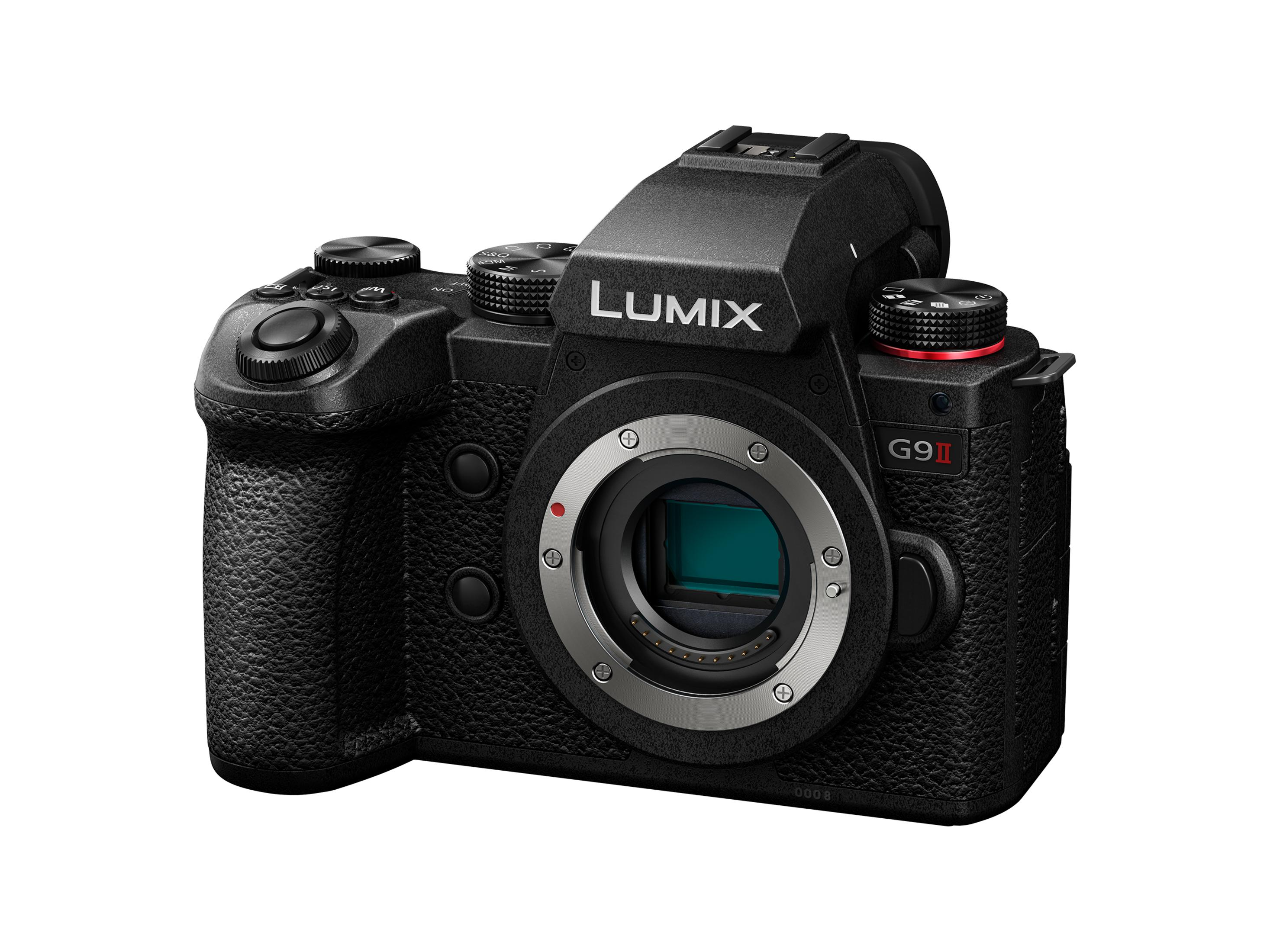 Schwarze Lumix G9 II Kamera mit Objektiv, Knöpfen und Rädern auf weißem Hintergrund.