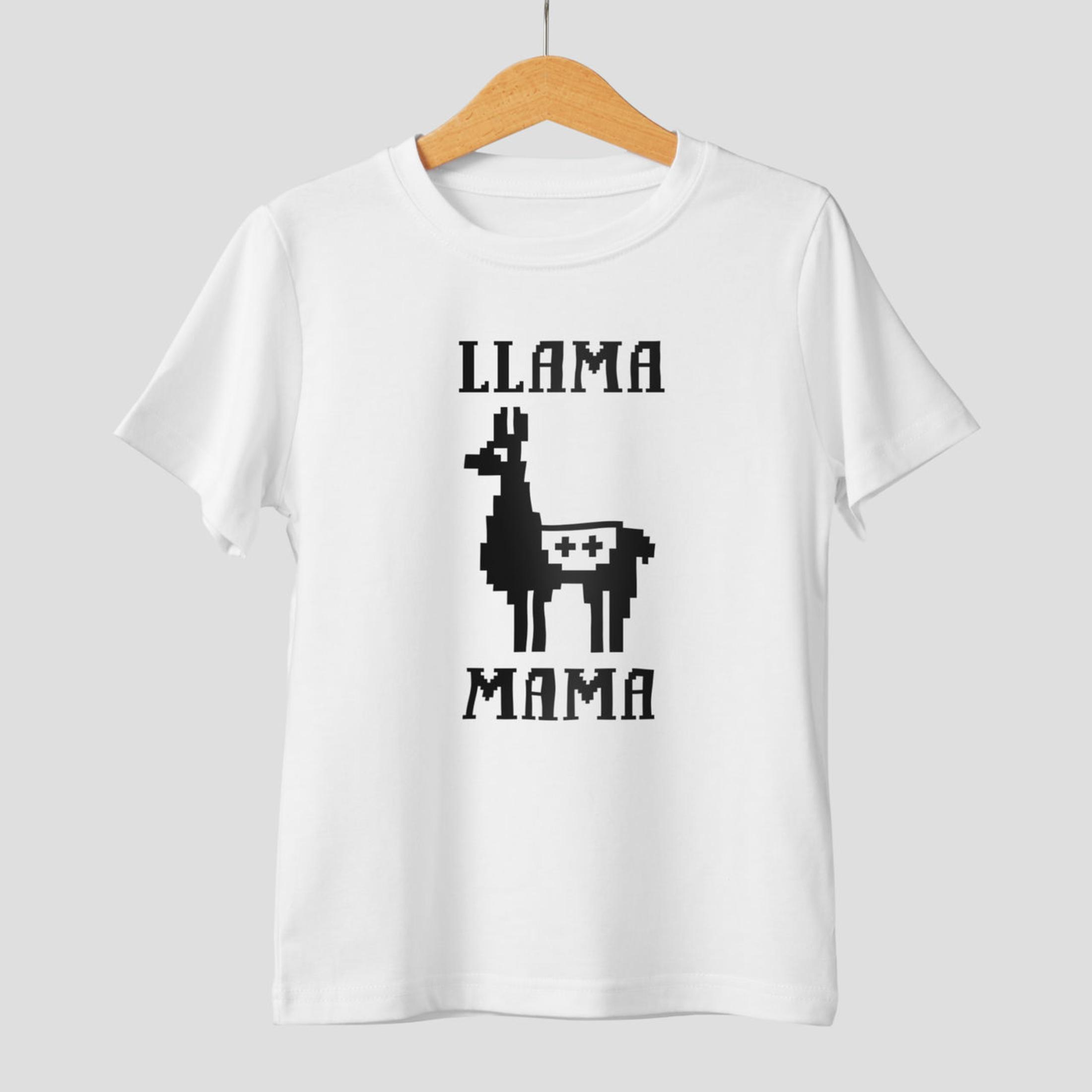 Ein weißes T-Shirt mit den Worten LLAMA MAMA und einer pixeligen Lama-Grafik.