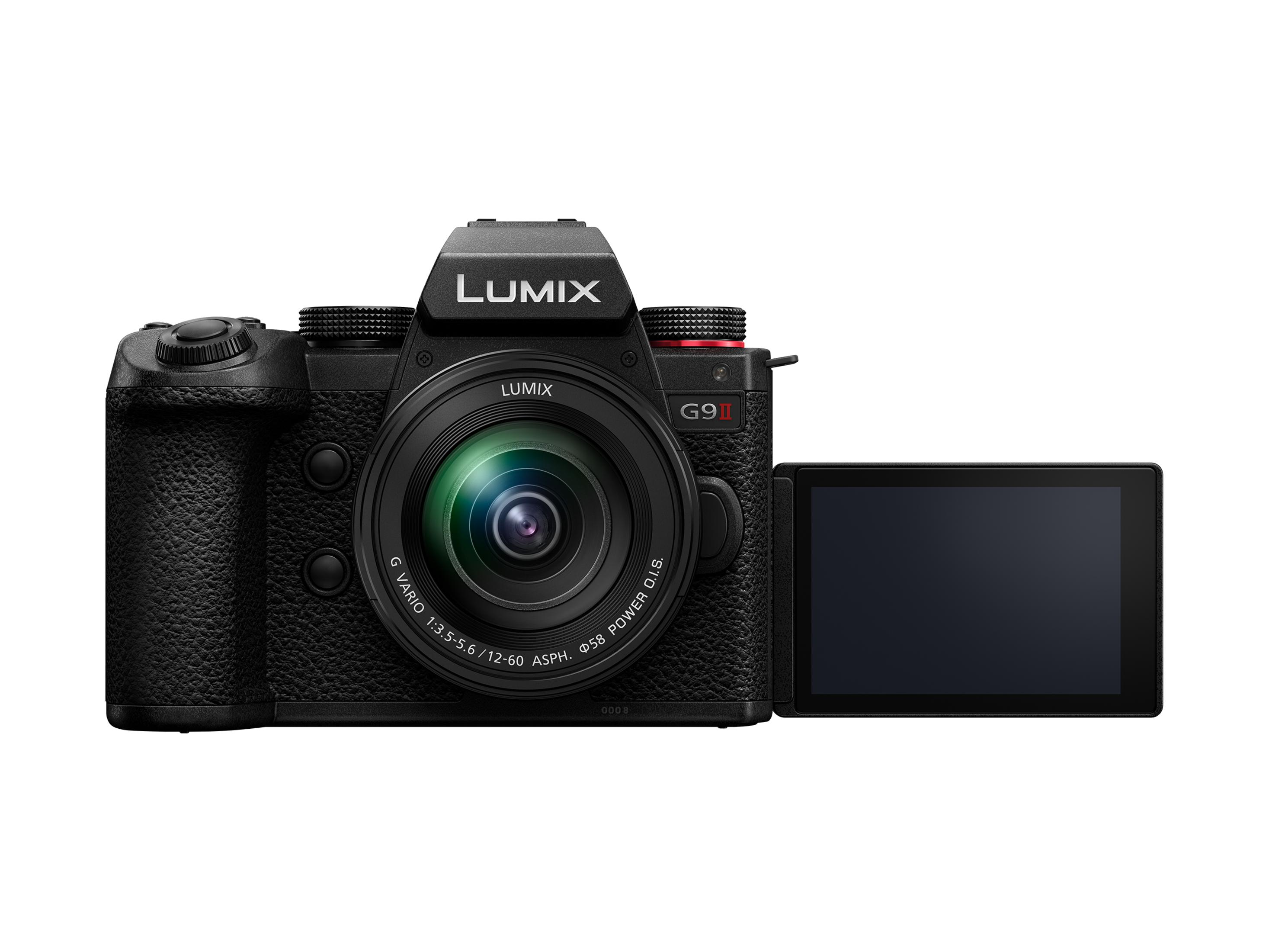 Eine schwarze Lumix-Kamera mit Objektiv und ausgeklapptem Bildschirm.
