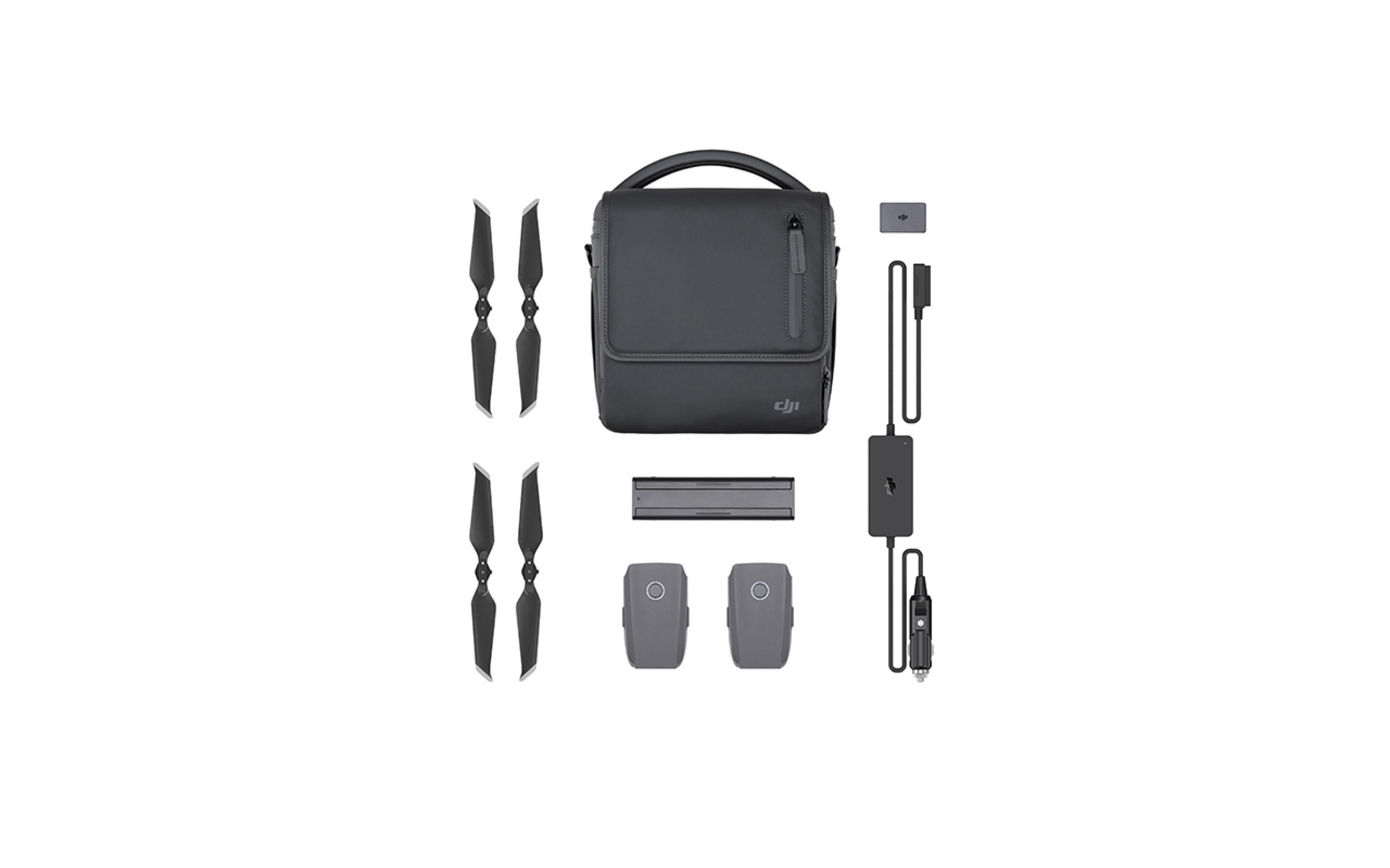 Ein Drohnen-Kit mit grauer Tasche, Propellern, Batterien, Ladegerät und Kabeln, alles ordentlich auf Weiß angeordnet.