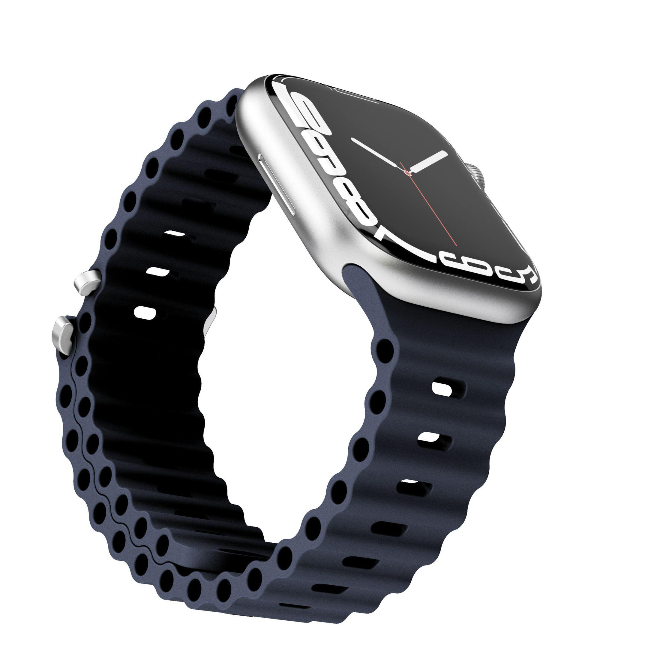 Silberne Smartwatch mit blauem Band, schwarzem Bildschirm, schräge Ansicht. Auf weißem Hintergrund isoliert.
