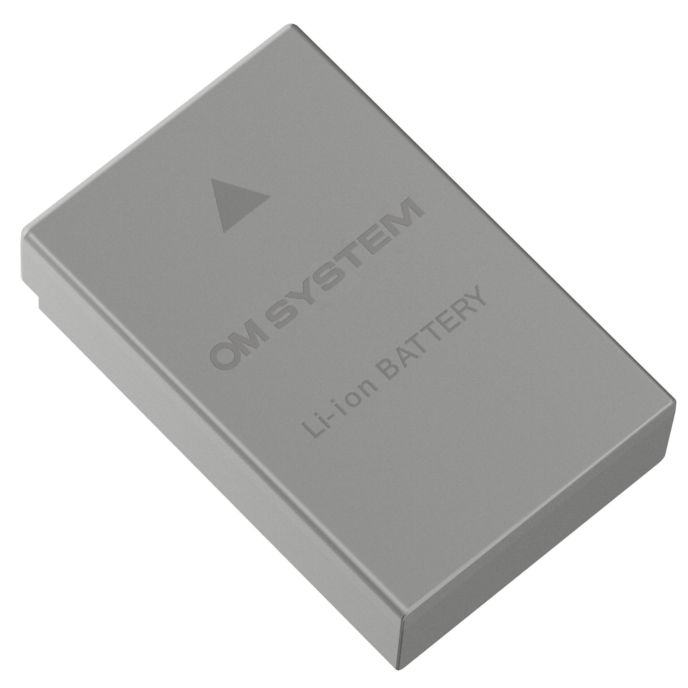 Grauer OM SYSTEM Li-Ionen-Akku, abgewinkelt, auf weißem Hintergrund. Der Akku hat den Text Li-Ionen-Akku.