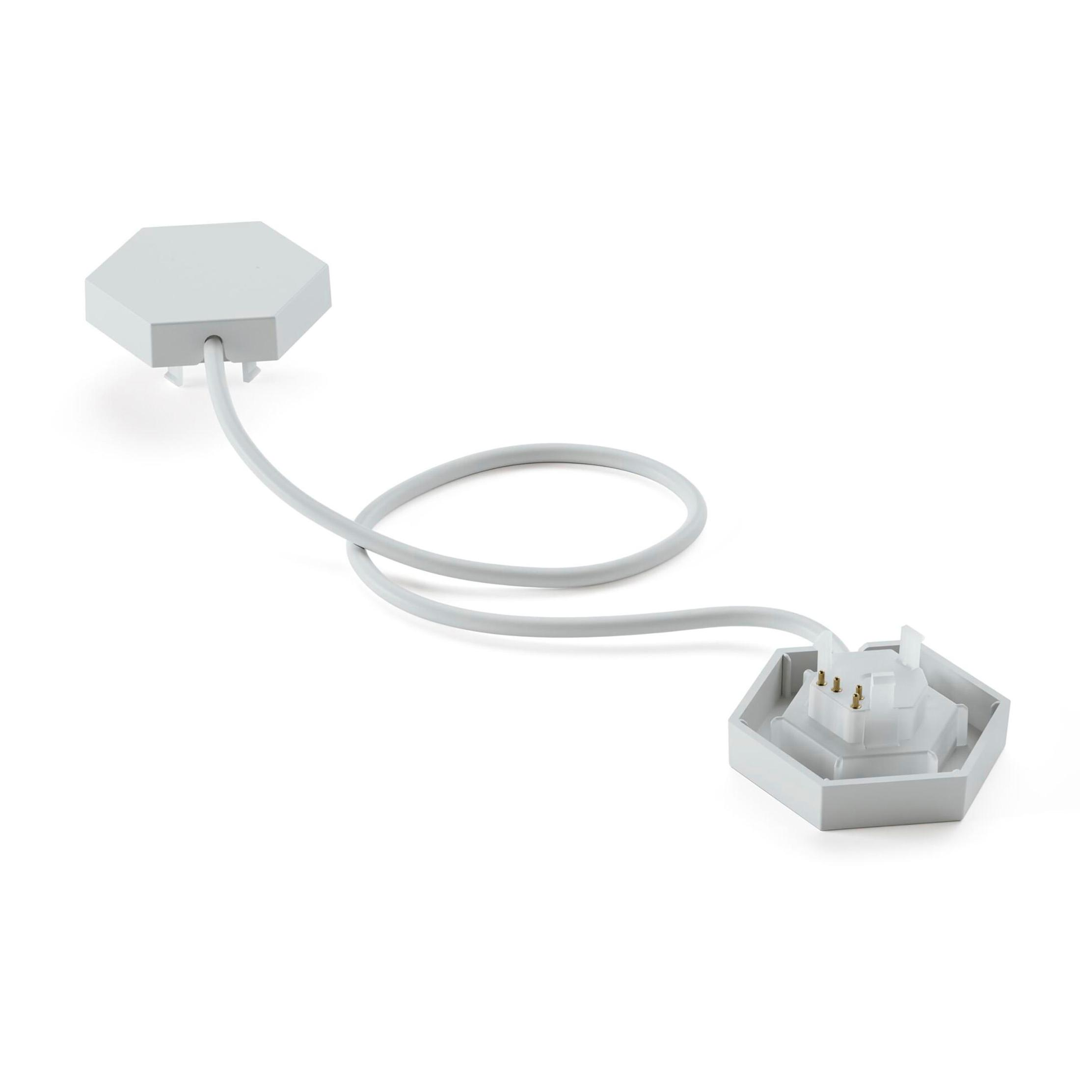 Eine graue Steckdose mit Kabel und eine weitere graue sechseckige Steckdose.