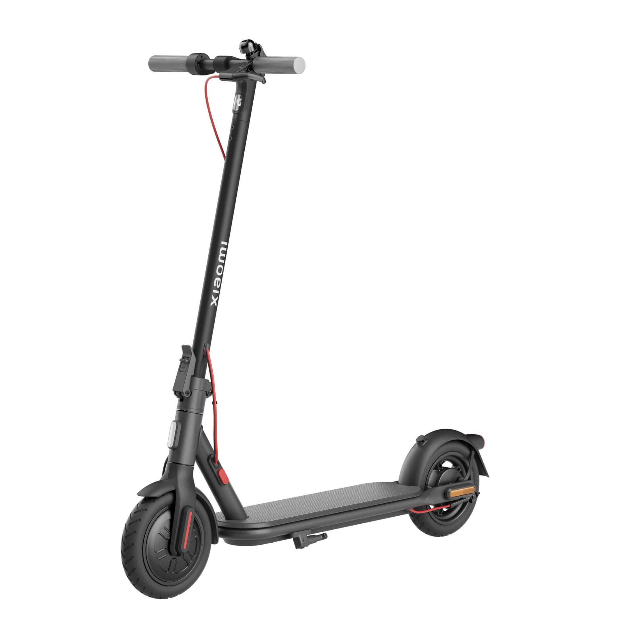Schwarzer Elektroroller auf weißem Hintergrund. Der Roller ist abgewinkelt und hat ein rotes Kabel, das den Schaft hochläuft.