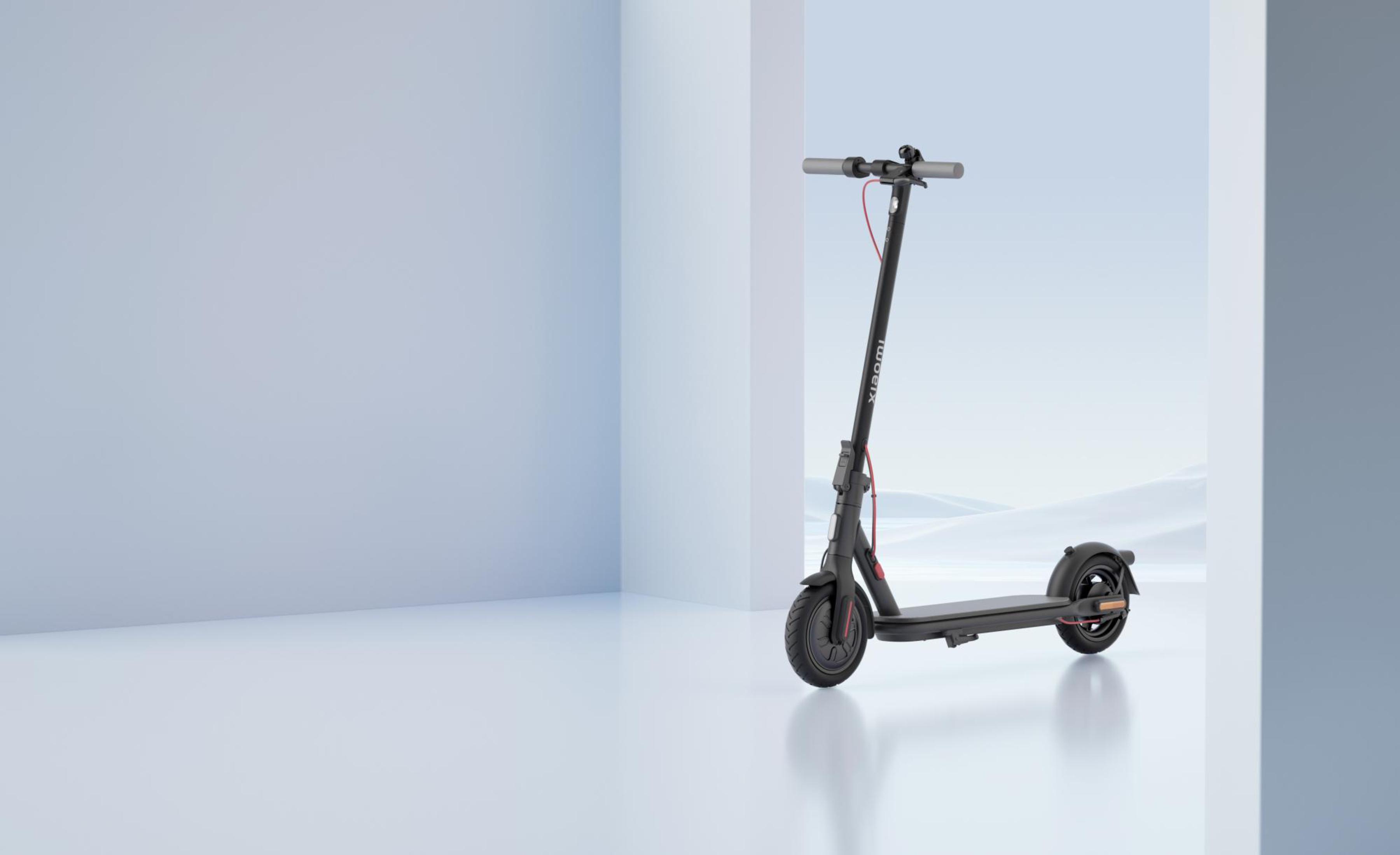 Schwarzer Elektroroller in einem weißen Raum. Der Roller ist rechts positioniert, mit weißem Hintergrund.
