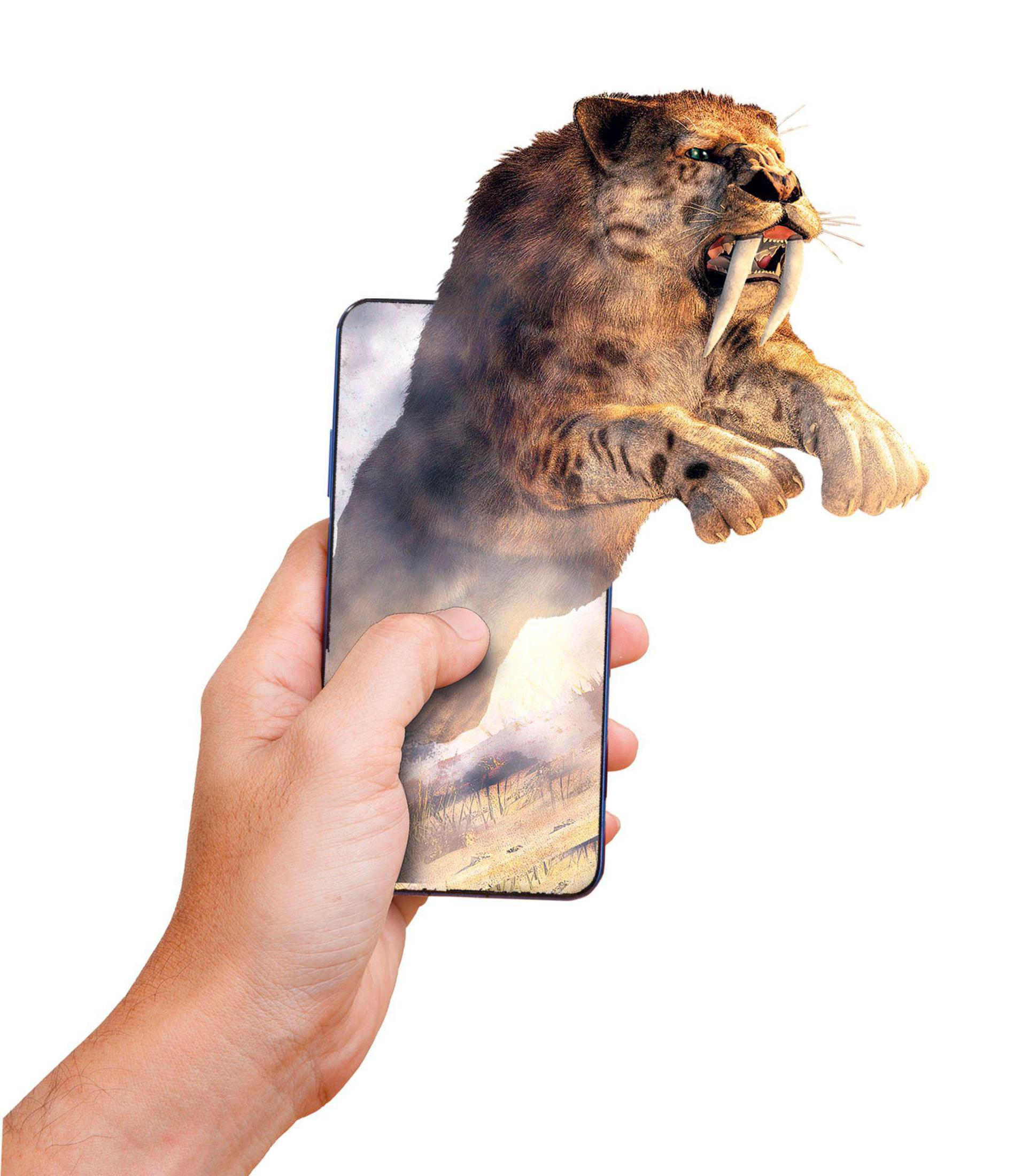 Hand hält Telefon mit Säbelzahntiger, der aus dem Bildschirm kommt, isoliert.