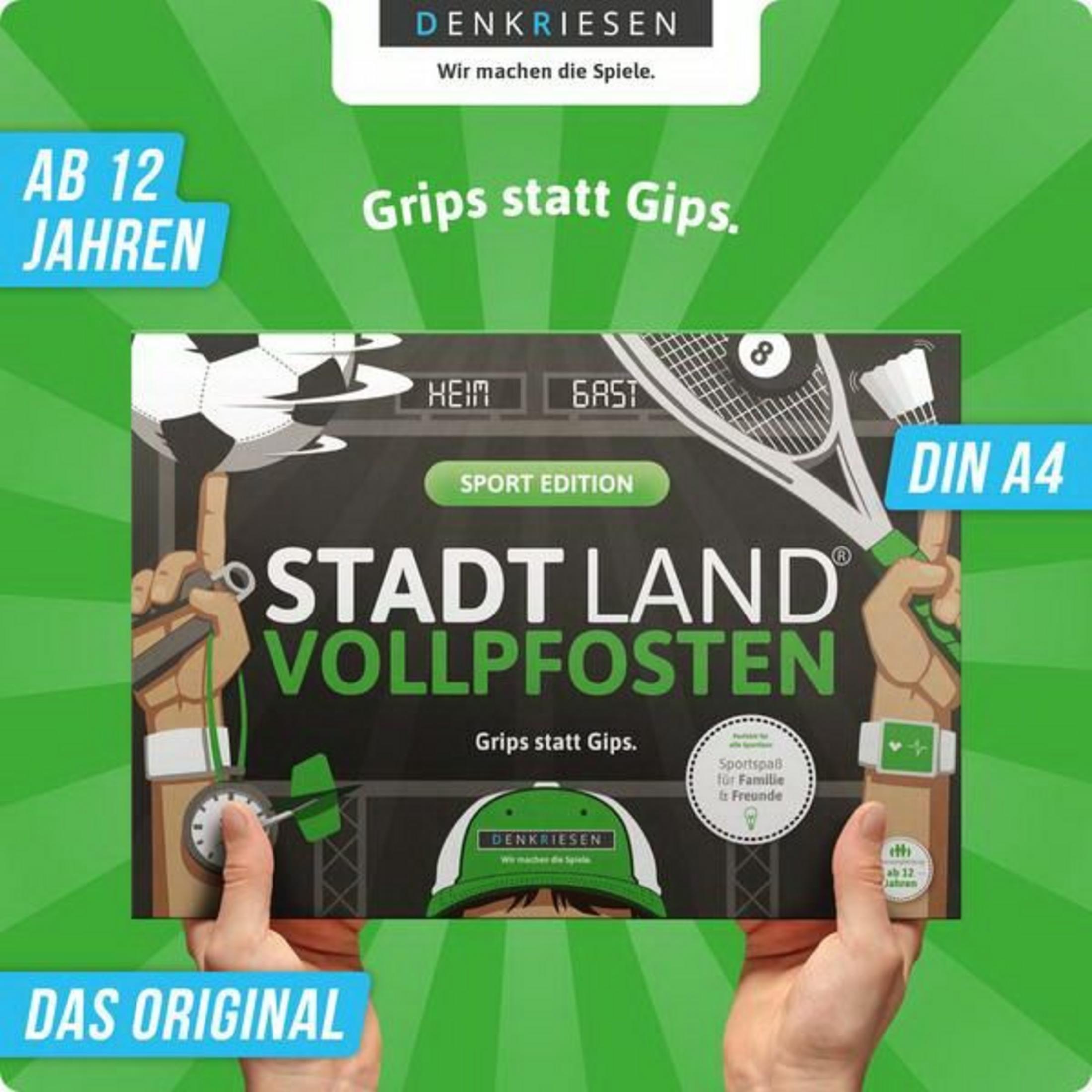 Hände halten Brettspielbox mit Text und Grafiken, grüne und blaue Akzente.