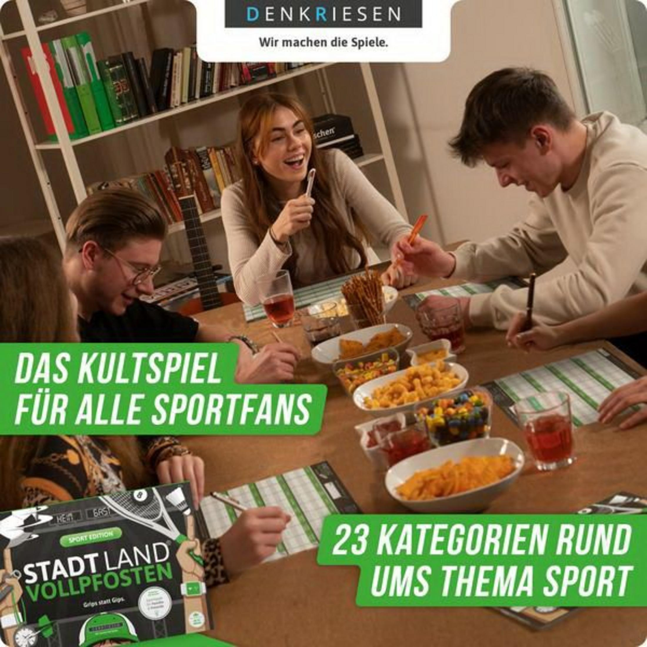 Leute spielen ein Brettspiel an einem Tisch. Snacks und Getränke sind sichtbar. Spielbox in der unteren linken Ecke.