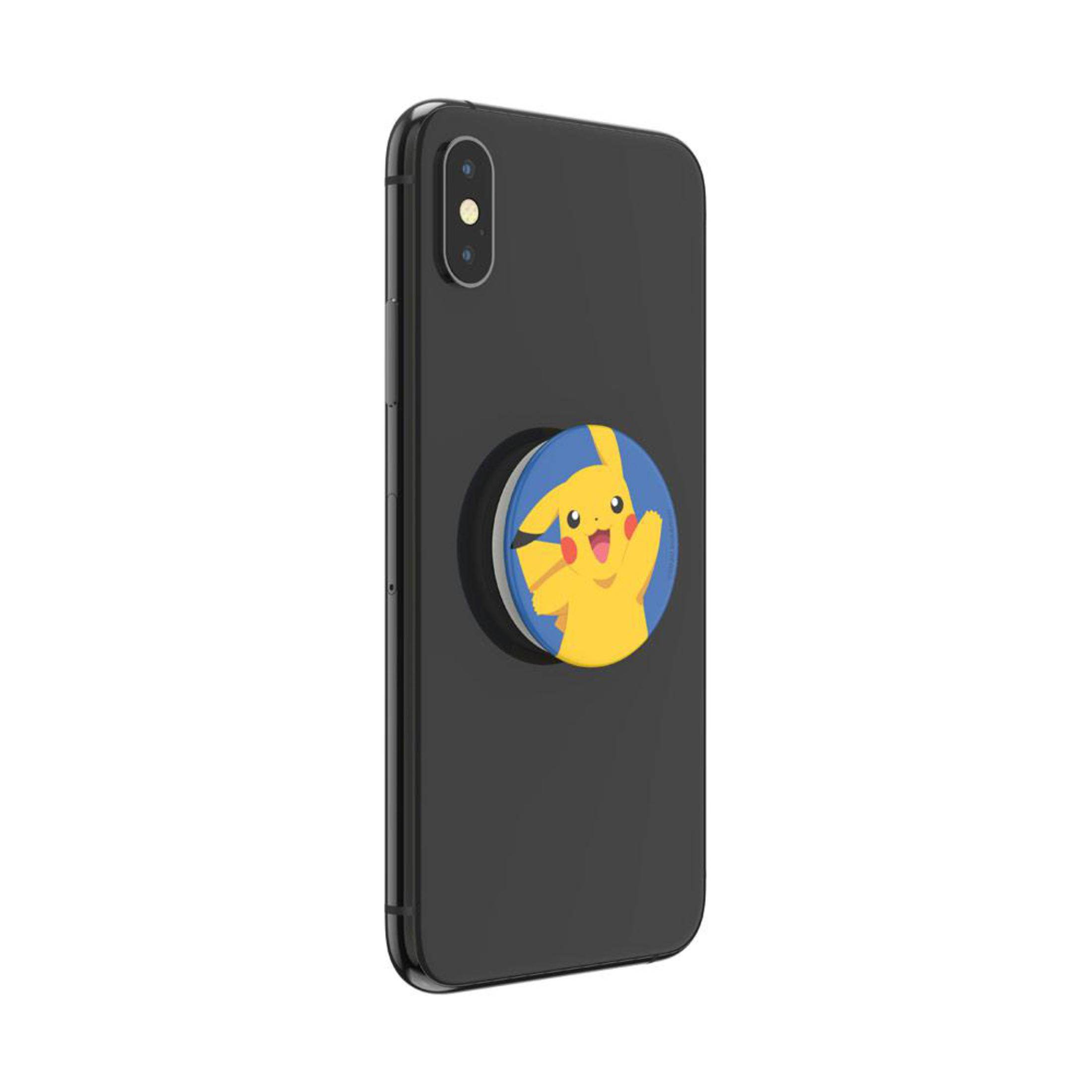 Telefono nero con PopSocket di Pikachu. Pikachu è giallo e saluta su sfondo blu.