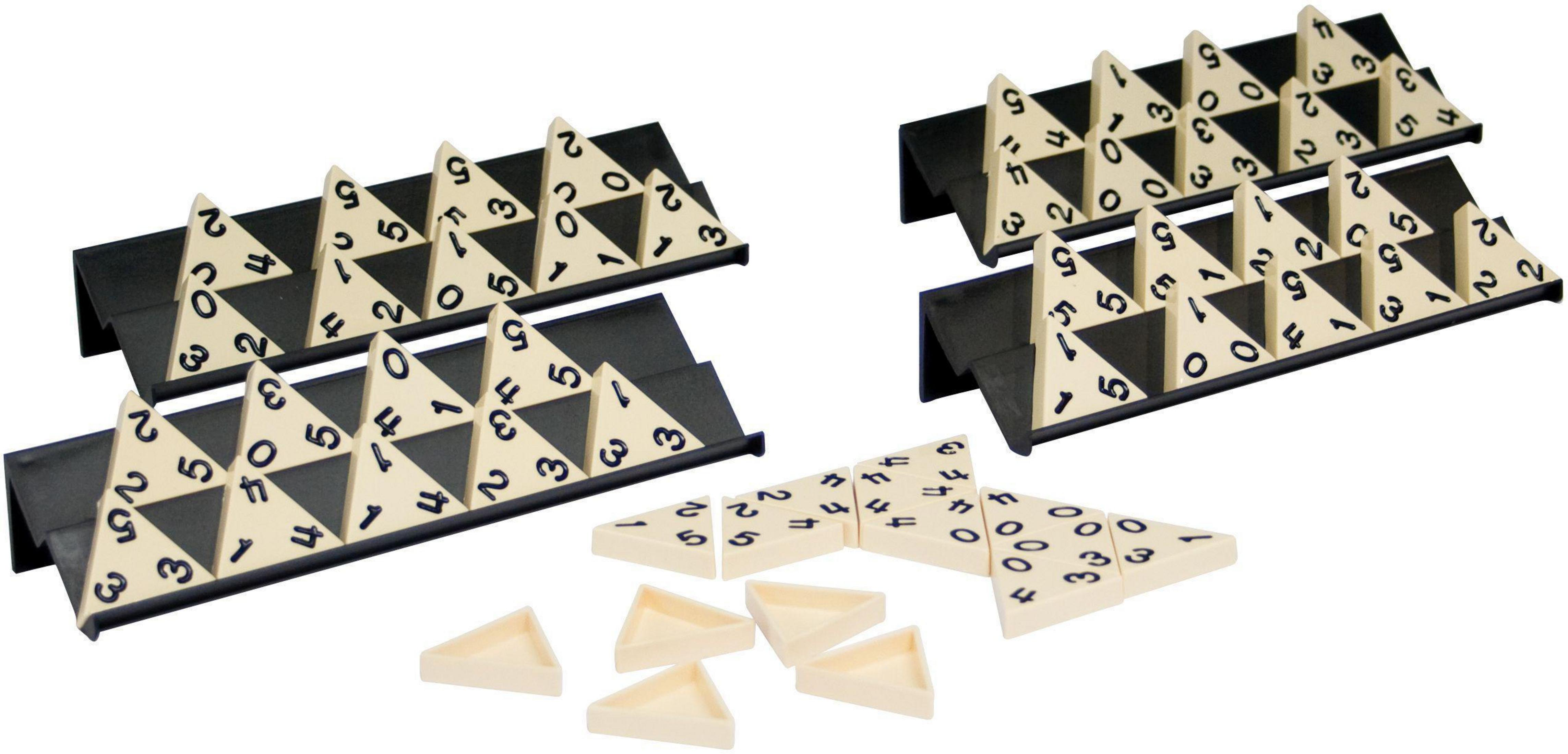 Dreieckige Spielsteine mit Zahlen. Sie sind in Racks angeordnet. Einige Steine sind lose.