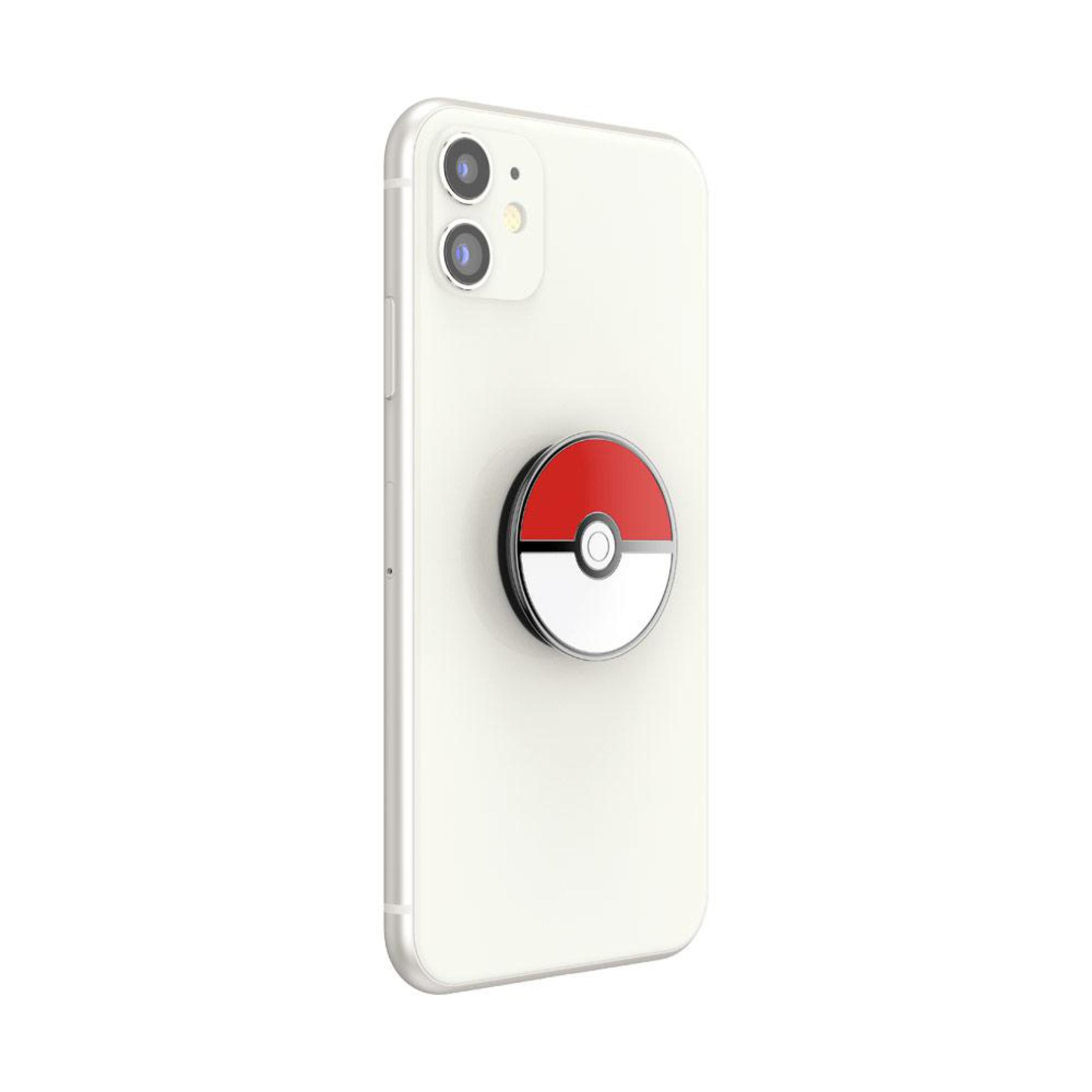 Un teléfono blanco con un agarre de teléfono de bola Pokémon adjunto en la parte trasera.