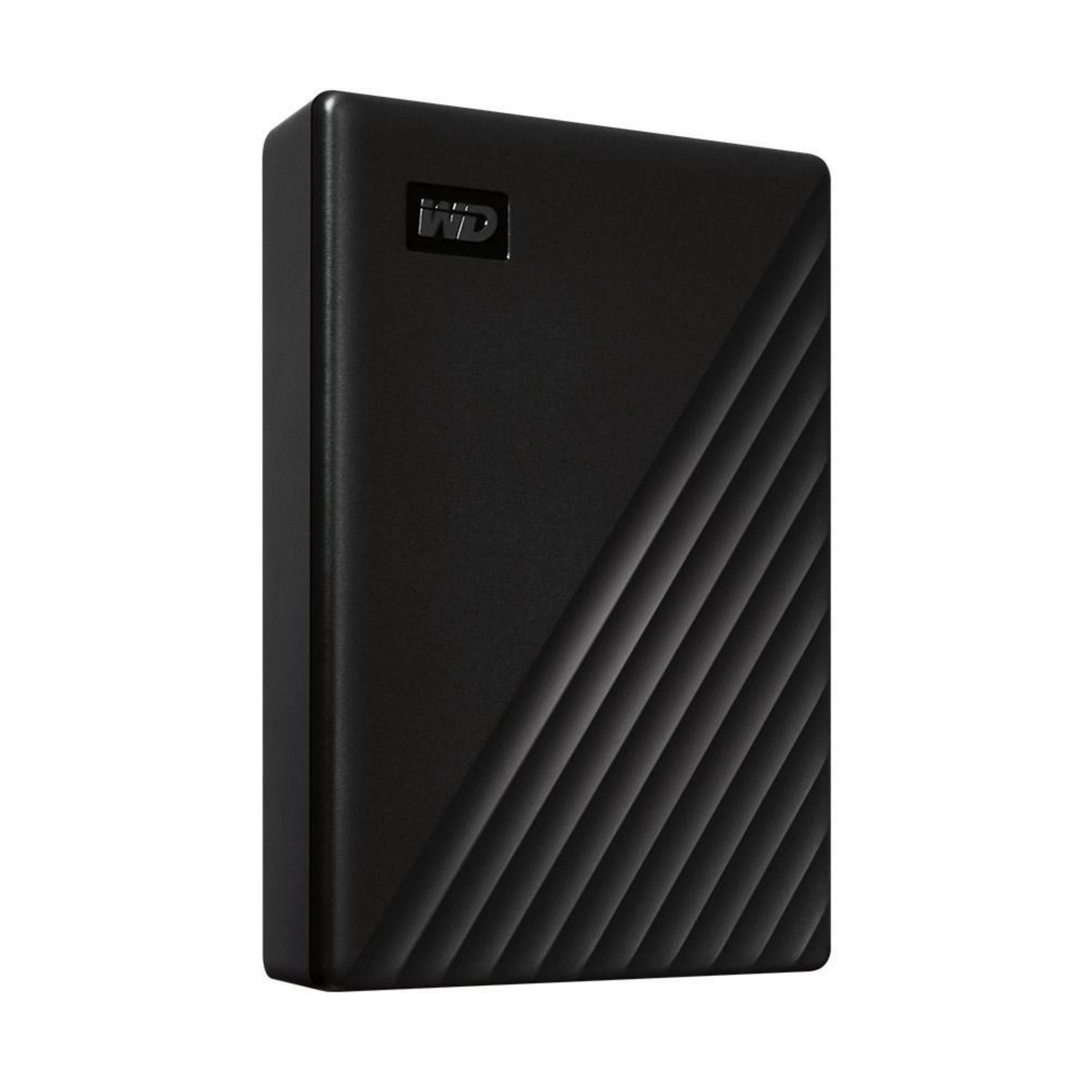 Hard disk portatile WD My Passport nero. Scanalature angolate sulla parte anteriore. Sfondo bianco.