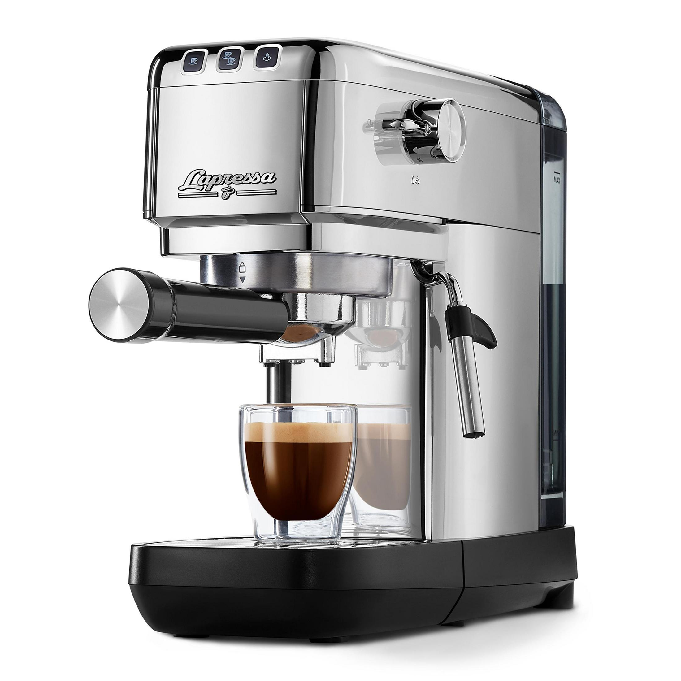 Macchina espresso cromata con due bicchieri di espresso, sfondo bianco.
